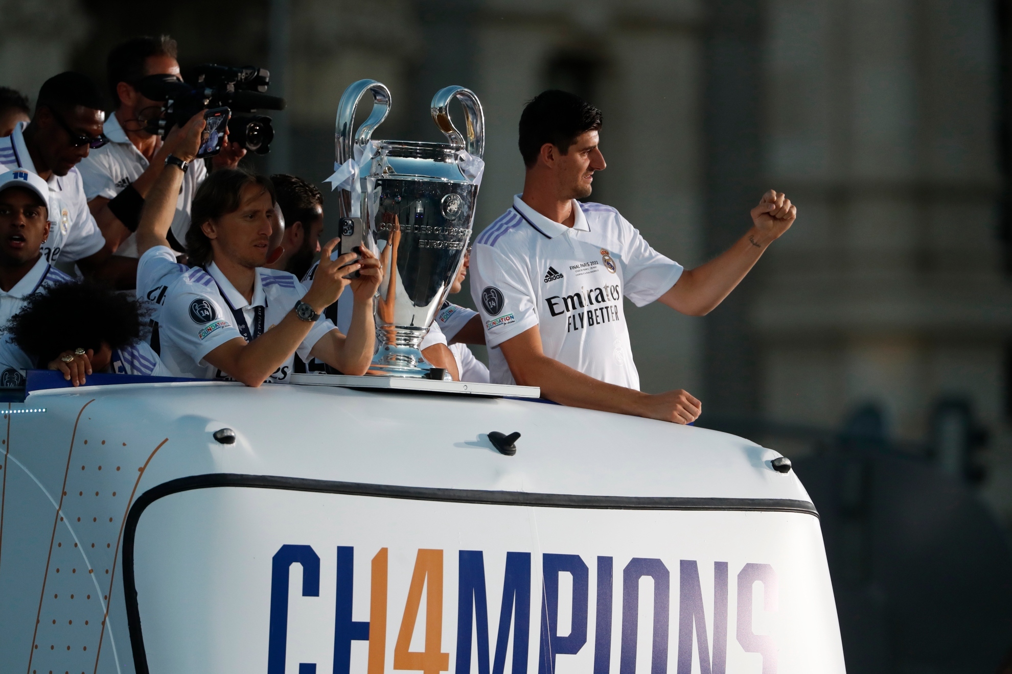 Los jugadores del Real Madrid celebran la Champions.