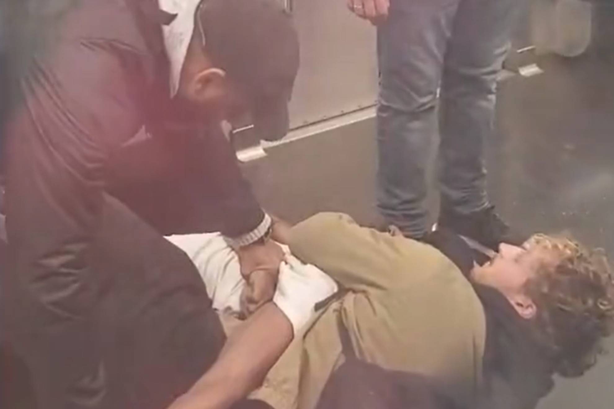 Un hombre estrangula hasta la muerte a un imitador de Michael Jackson en el metro de Nueva York