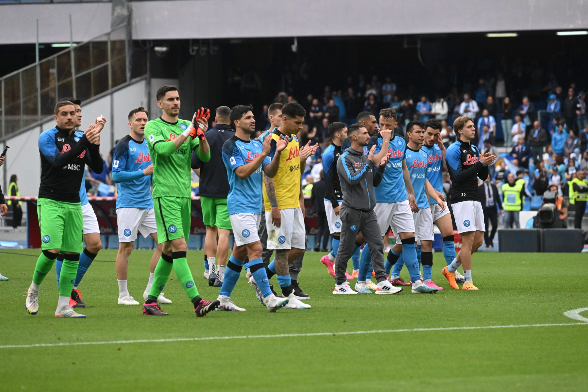 Los jugadores del Napoli aplauden a su afición tras empatar con la Salernitana.
