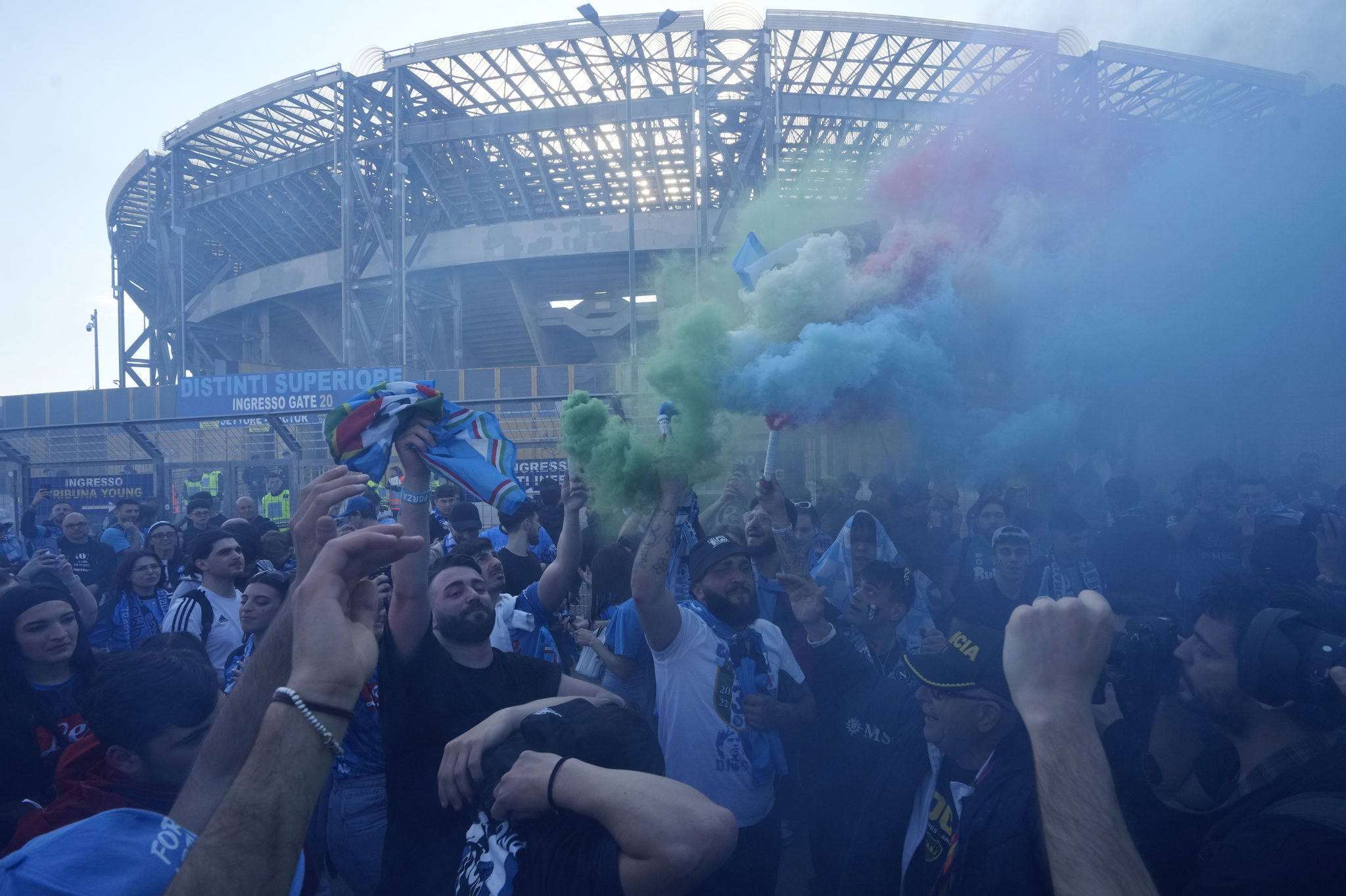 Aficionados del Napoli en los alrededores del Diego Armando Maradona.