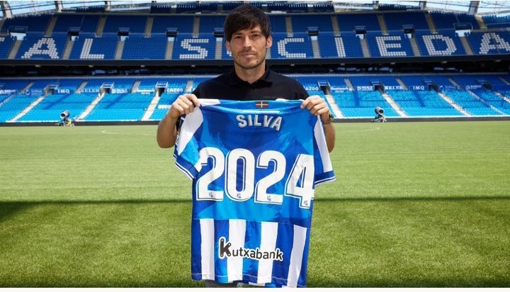 David Silva posa con la camiseta especial por su renovaci�n hasta 2024.