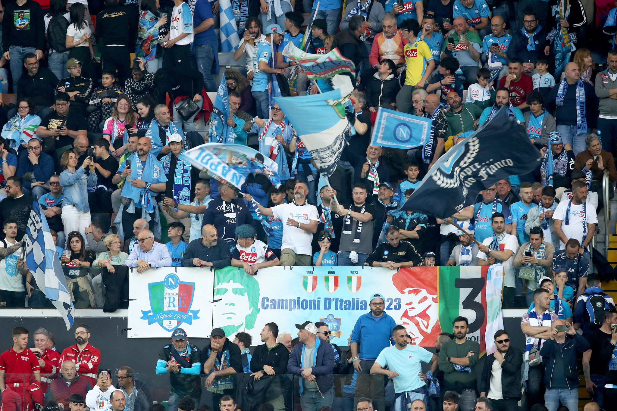 La afición del Napoli en las gradas del Dacia Arena.