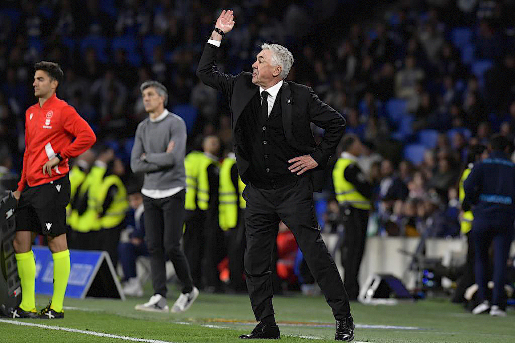 Ancelotti da instrucciones a sus jugadores durante el partido del martes en Anoeta ante la Real Sociedad.