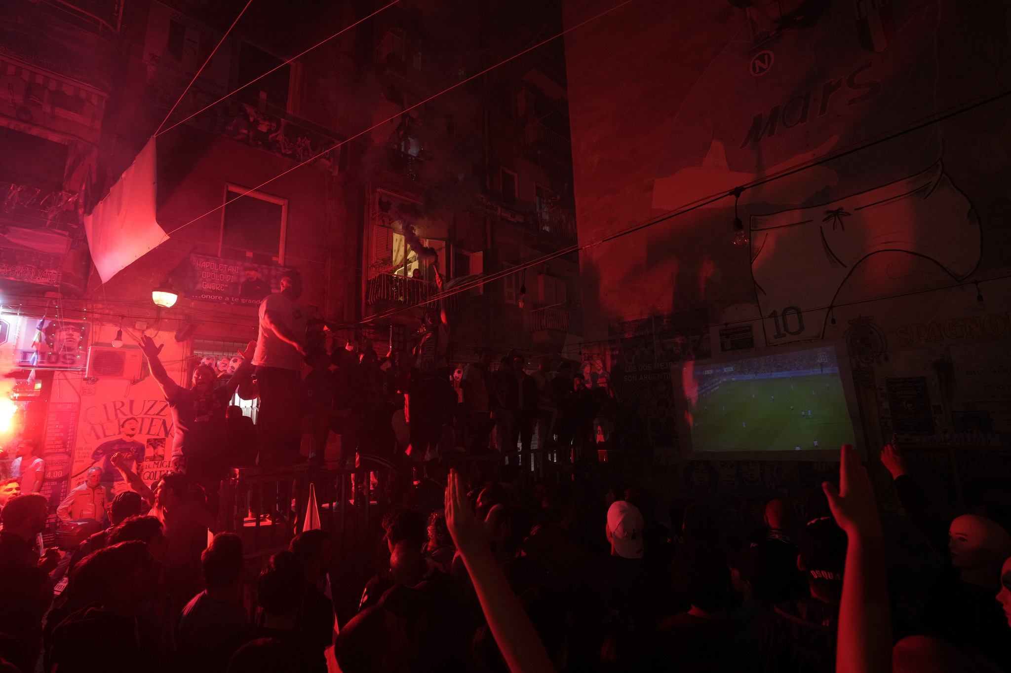 Aficionados del Napoli viendo el partido en la televisión.