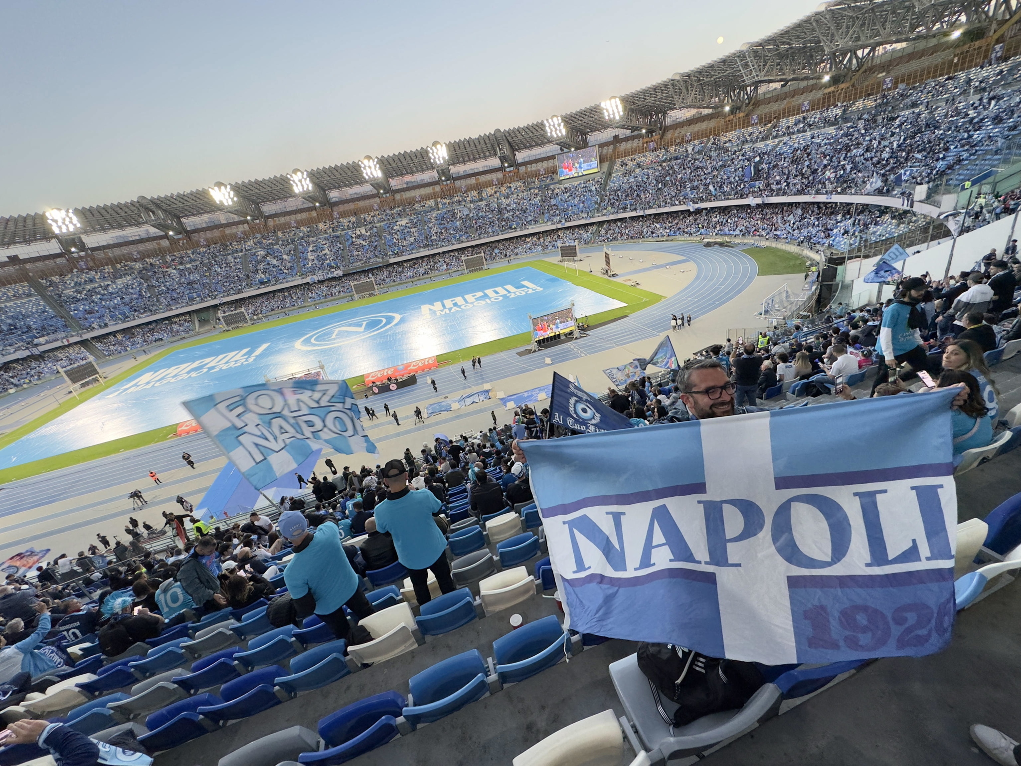 La afición del Napoli en las gradas del Diego Armando Maradona.