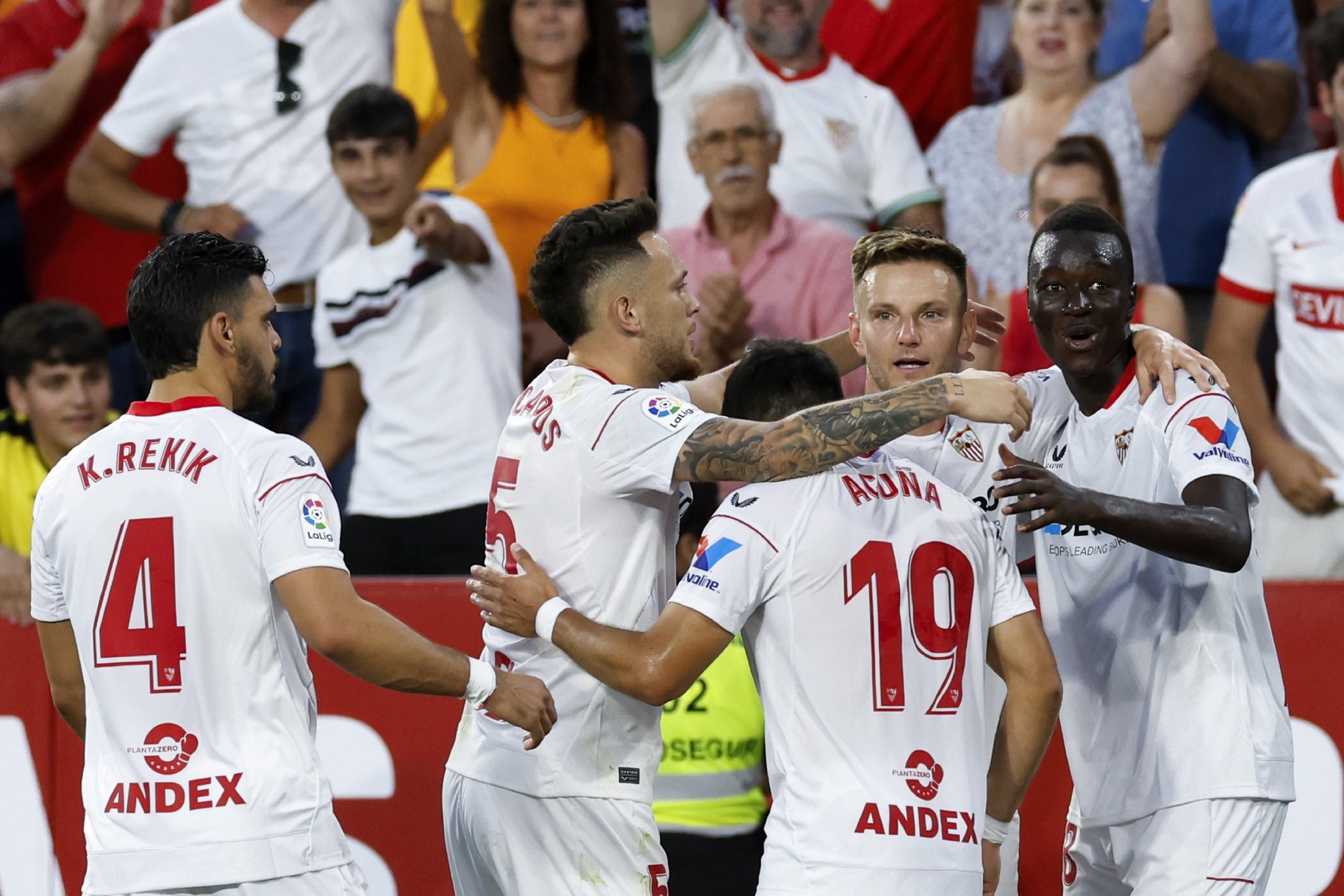 Los jugadores del Sevilla celebran el gol de la victoria de Gueye.