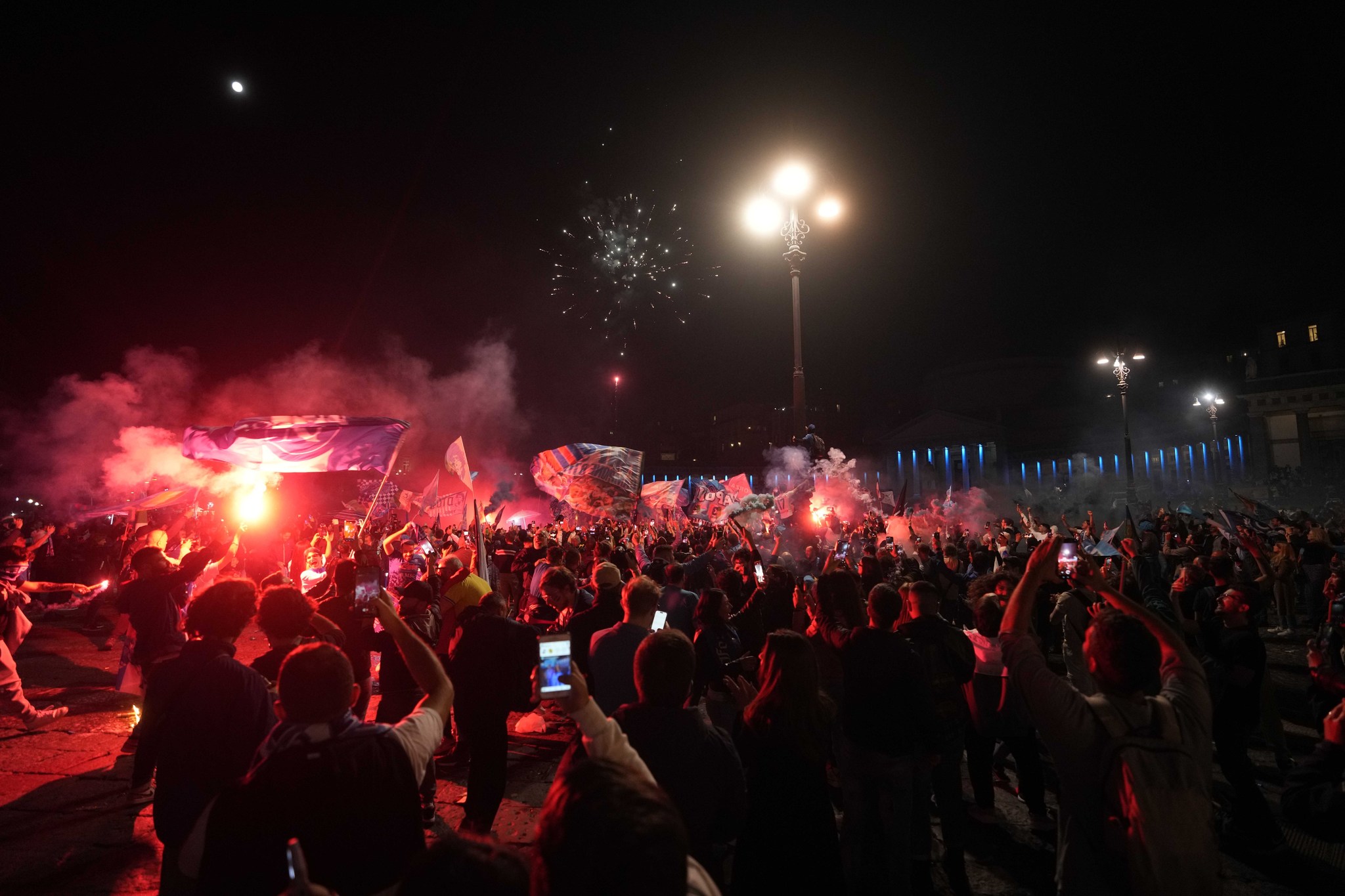 Los aficionados del Napoli festejan el título en los alrededores del Diego Armando Maradona.