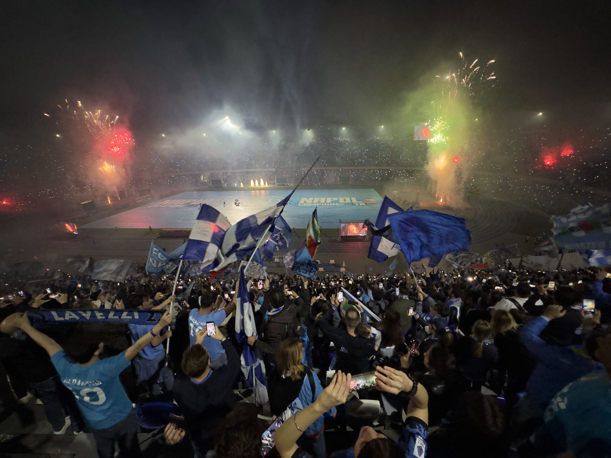 Los aficionados del Napoli festejan el título en el Diego Armando Maradona.