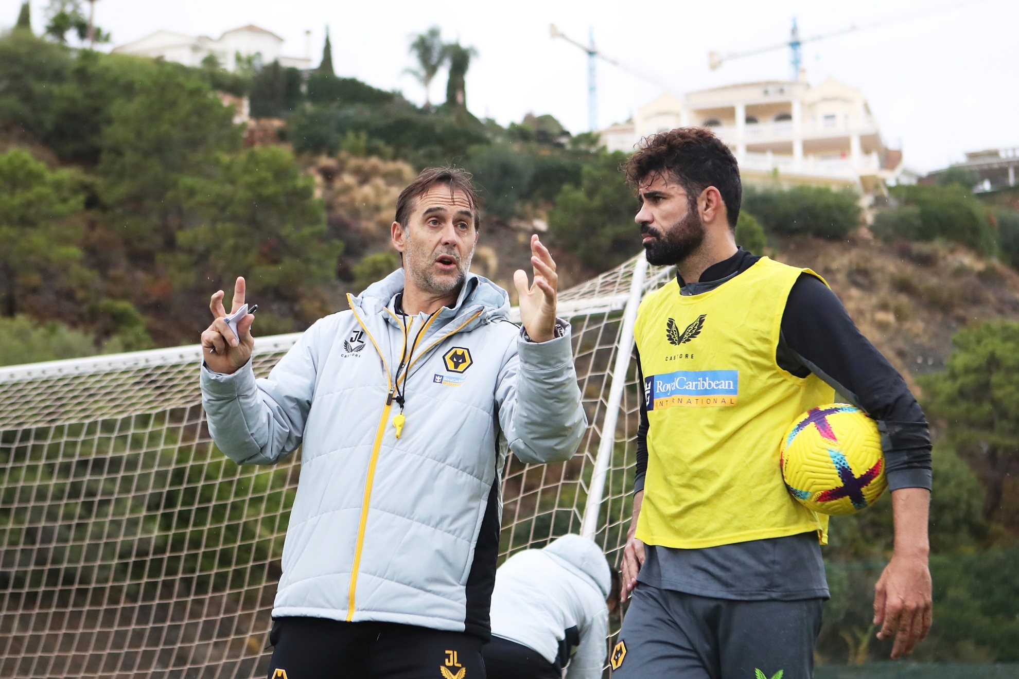 Julen Lopetegui da instrucciones a Diego Costa en un entrenamiento.