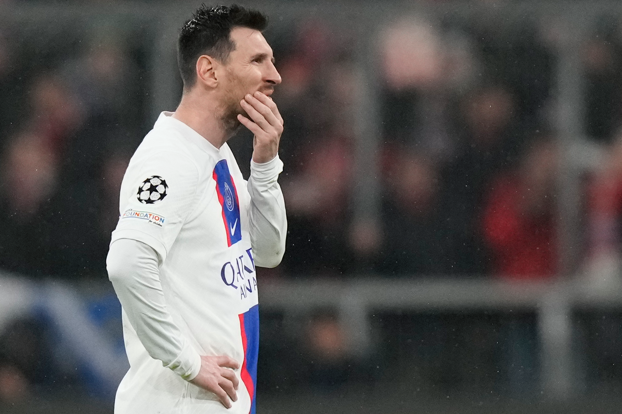 Leo Messi, pensativo en un partido del PSG