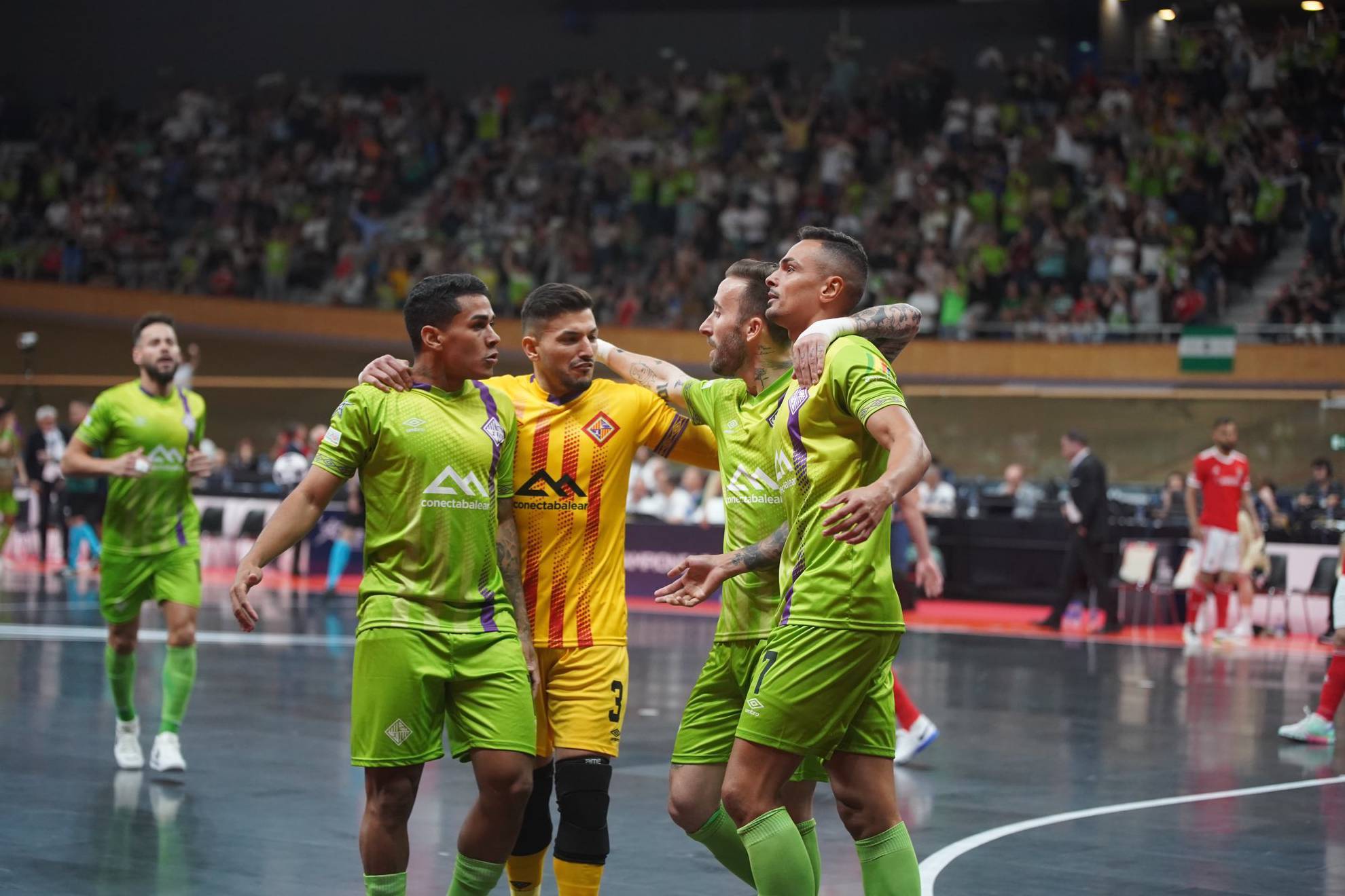 Los jugadores del Mallorca Palma Futsal celebran el 3-0 de Cainan