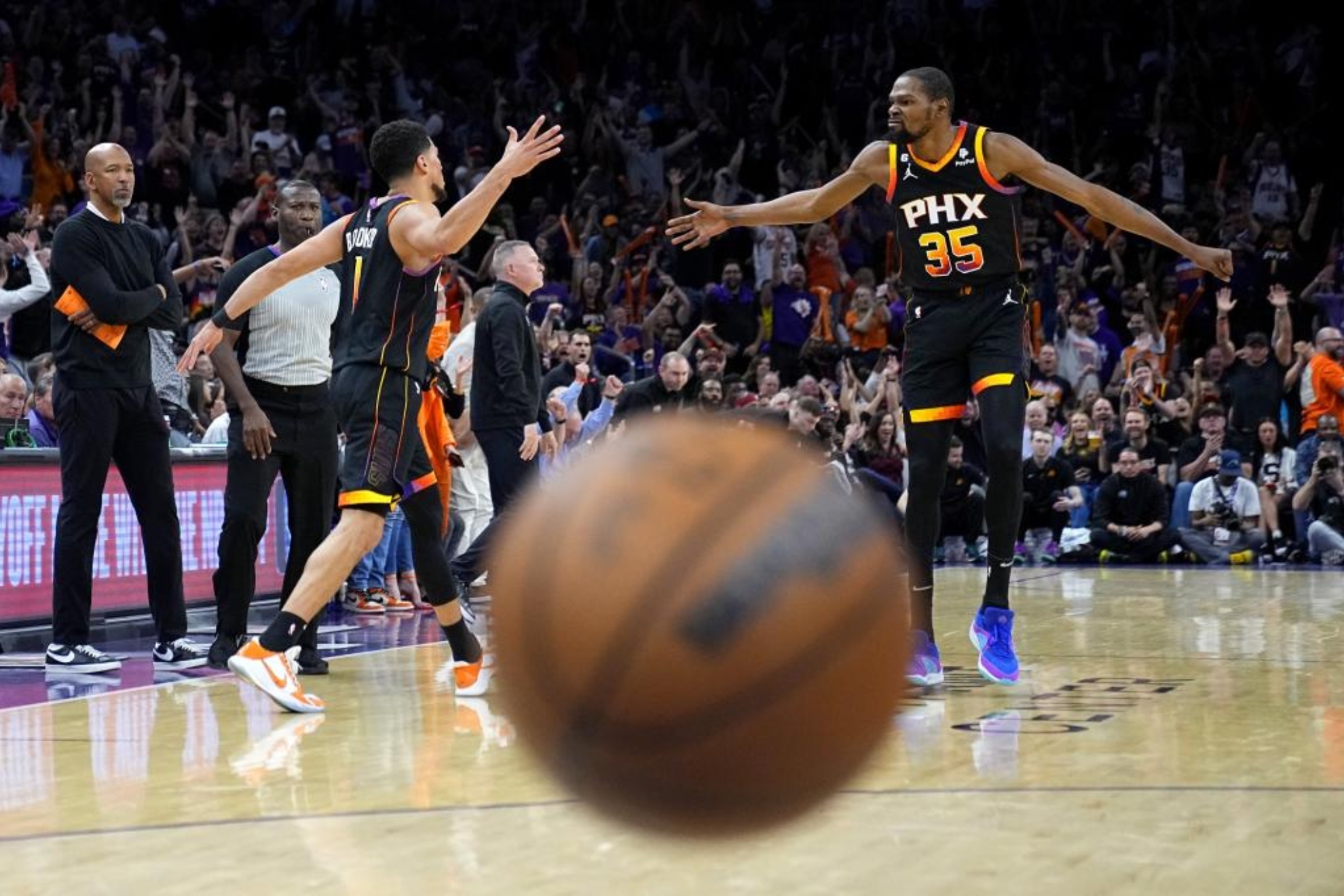 El recital de Booker (47) y Durant (39) reanima a los Suns y mete en aprietos a los Nuggets