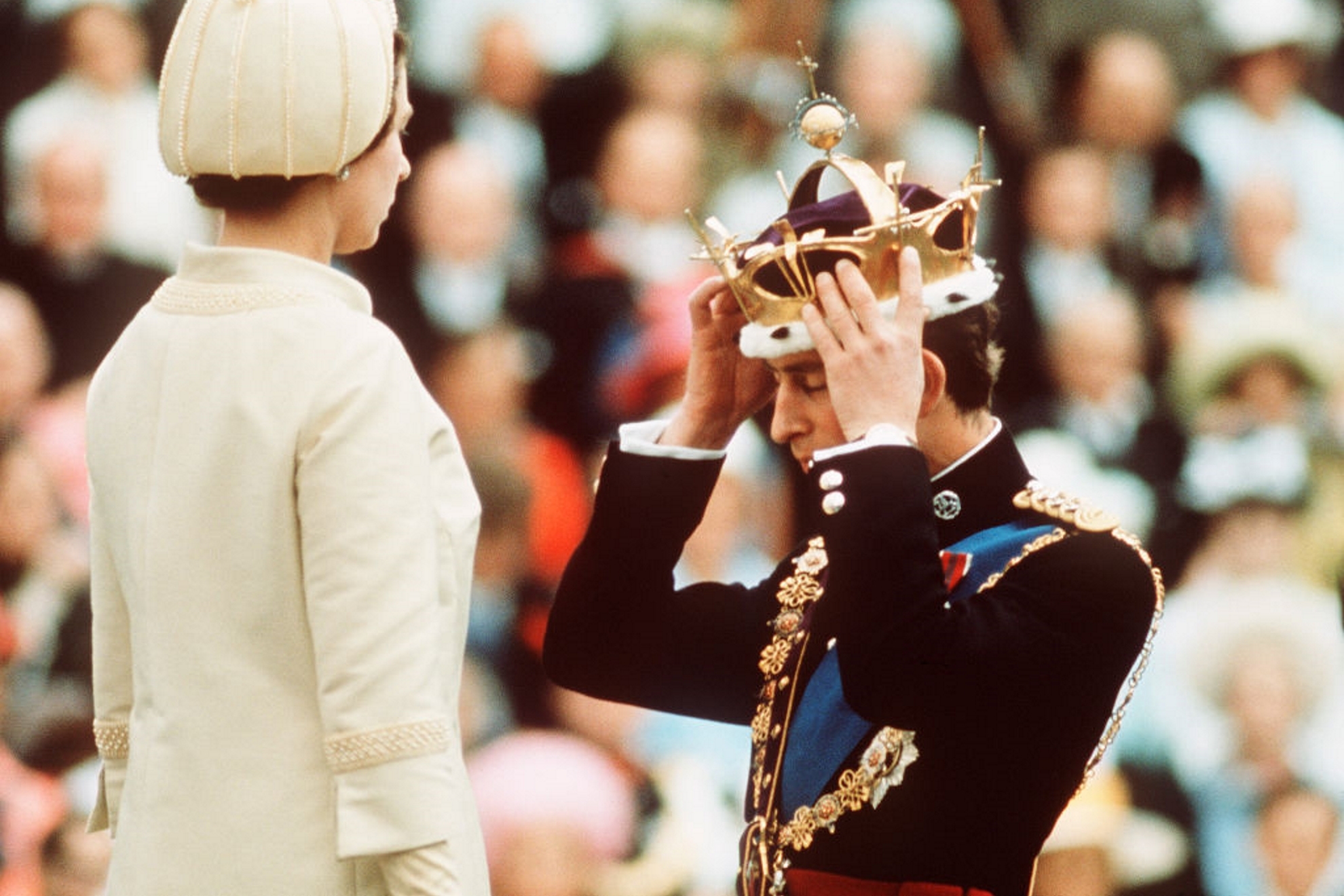 La reina Isabel II corona a Carlos como príncipe de Gales, el 1 de julio de 1969.