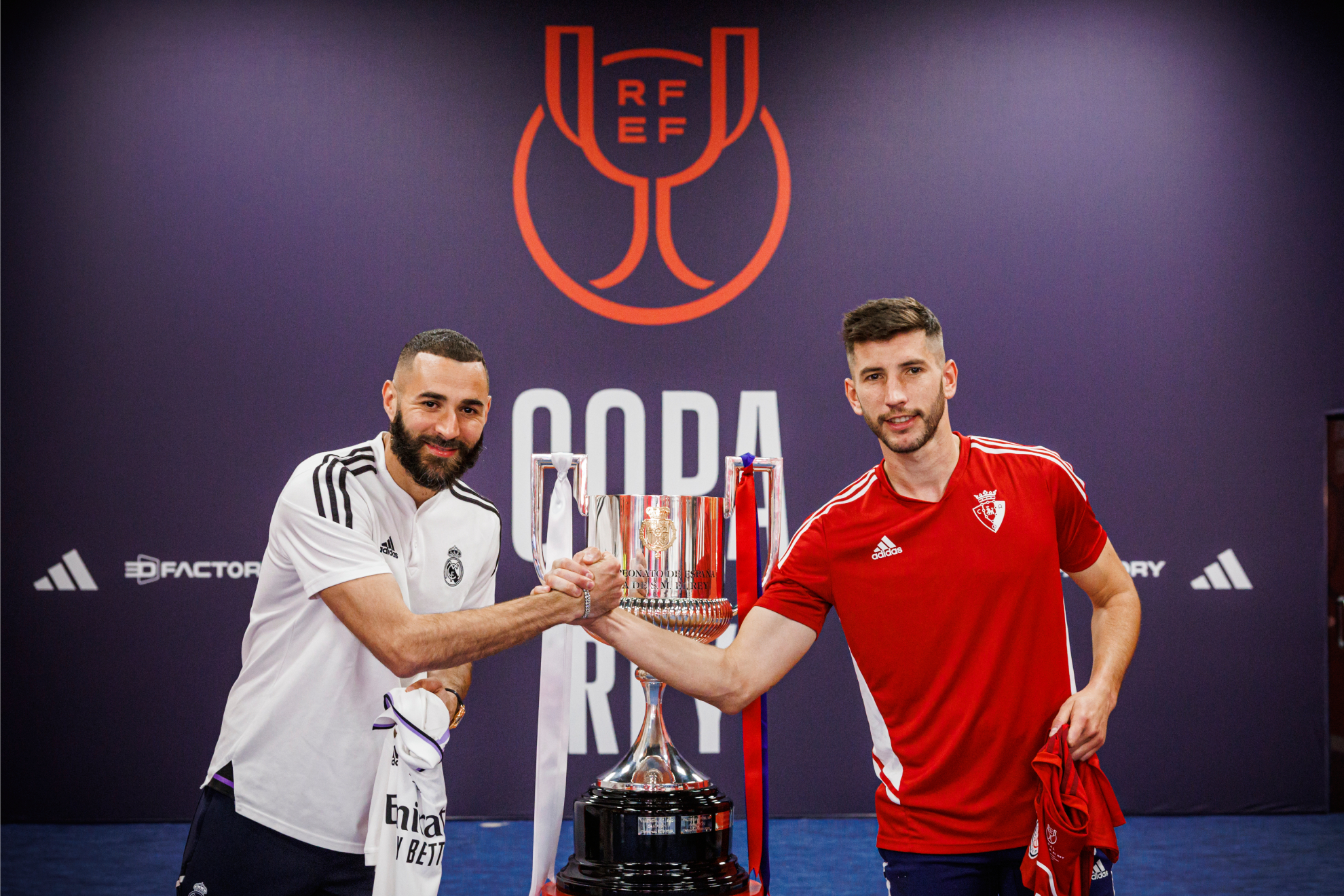 Karim Benzema y David García posan con el trofeo de la Copa del Rey.