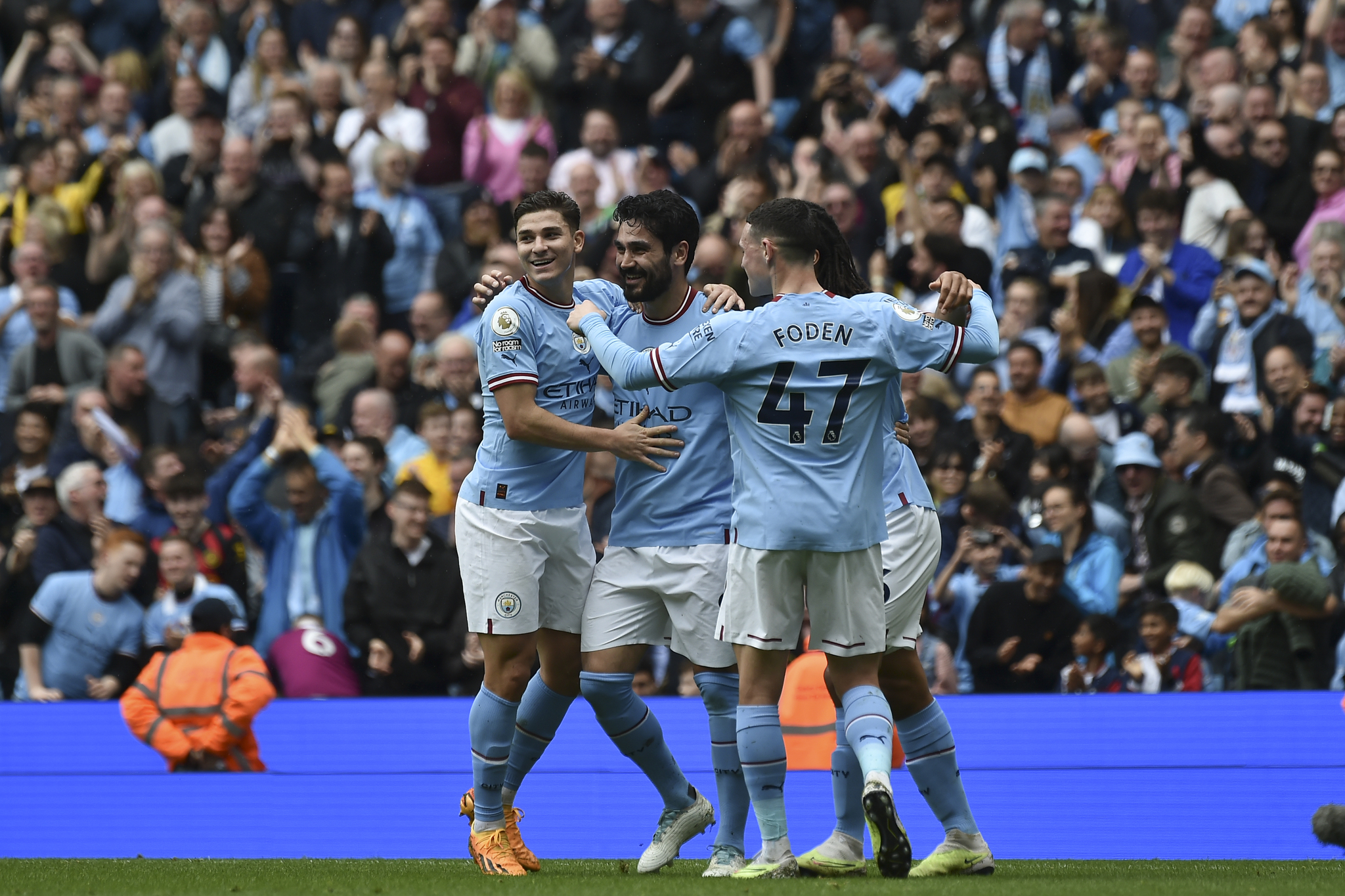Los jugadores del Manchester City celebran el segundo gol de Güngodan.