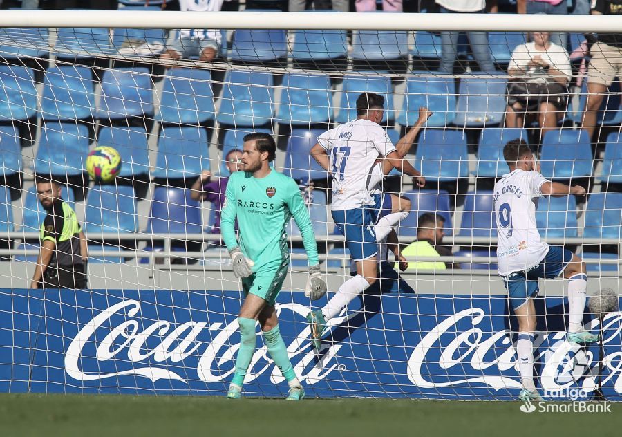 Los jugadores del Tenerife celebran el gol de Enric ante la decepción de Femenías