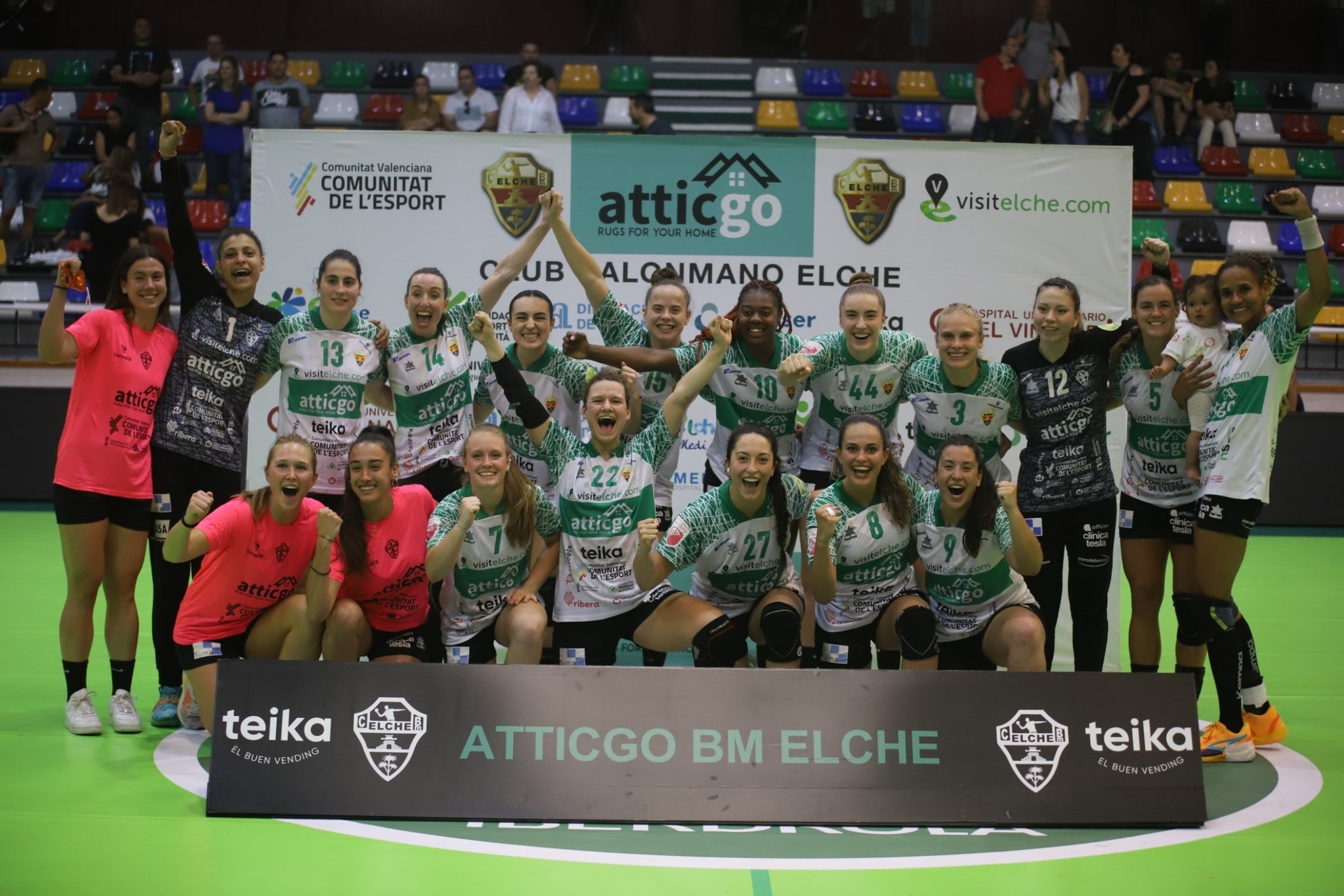 La plantilla del Elche celebra su clasificación para semifinales de la Liga /
