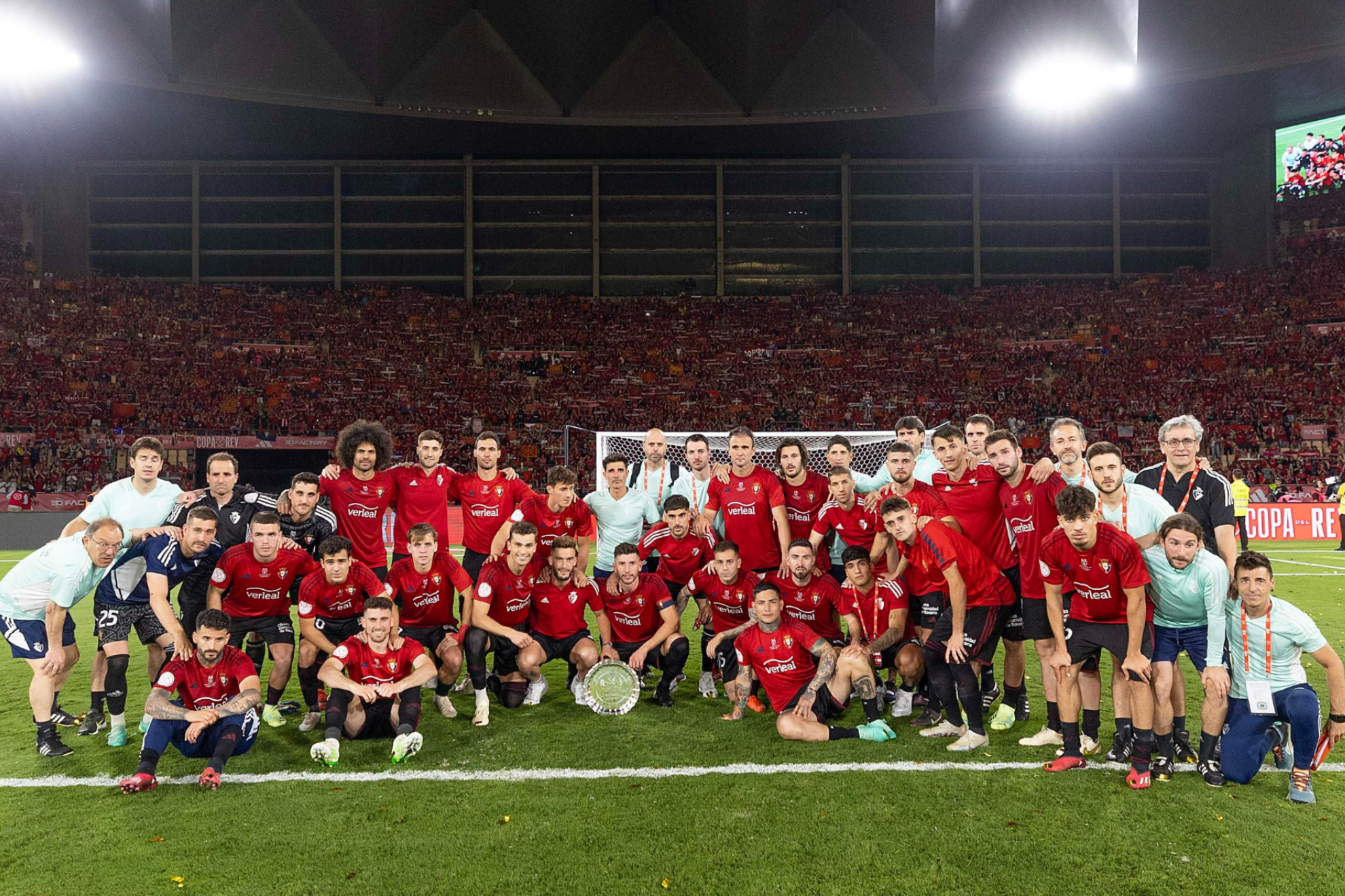 Jugadores y cuerpo técnico de Osasuna posan con el trofeo de subcampeón delante de su afición.
