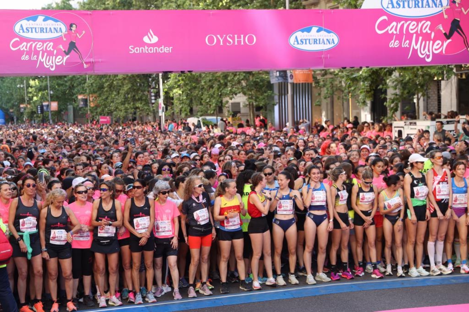 La salida de las 32.000 corredoras en Madrid