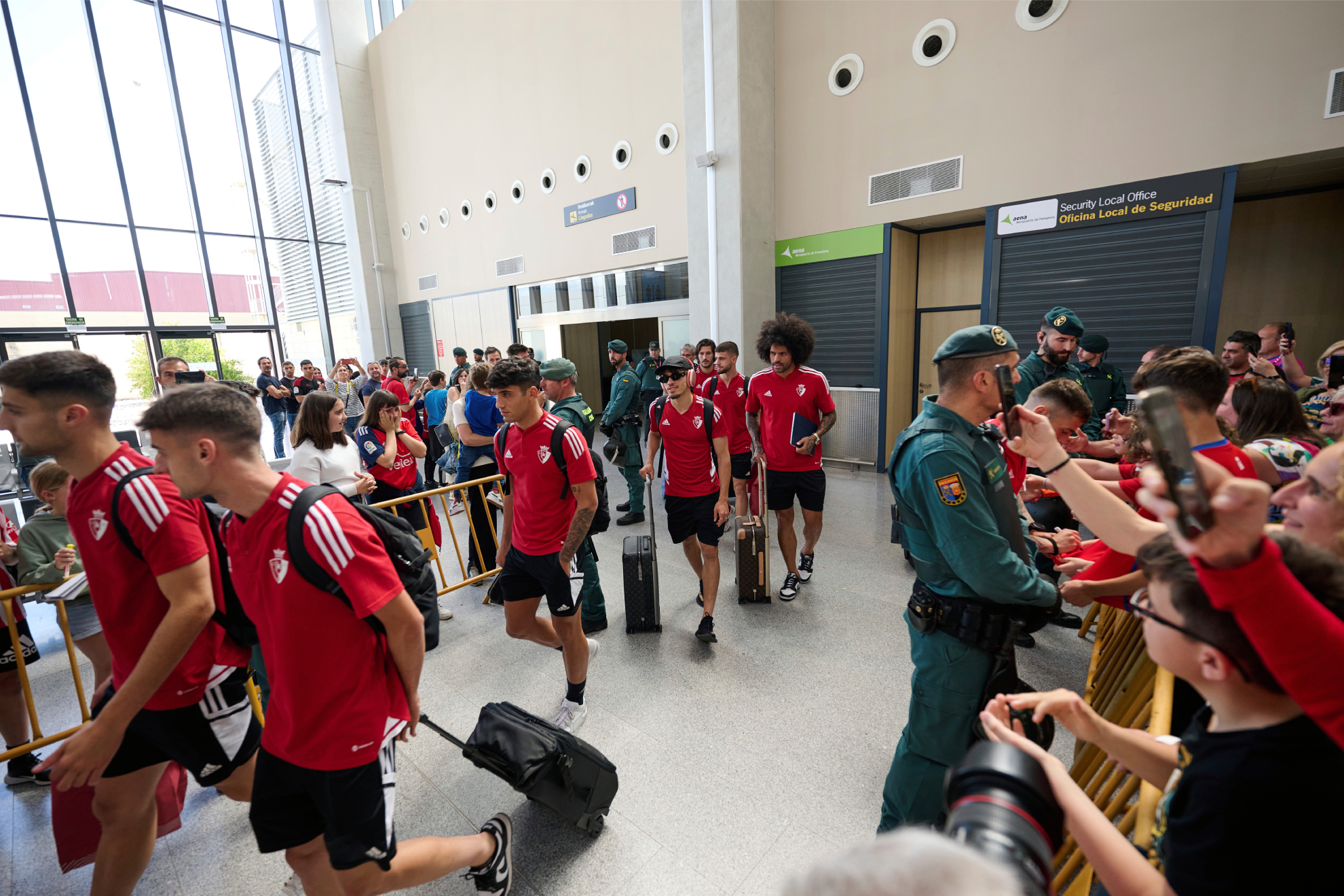 Los jugadores de Osasuna, a su llegada al aeropuerto.