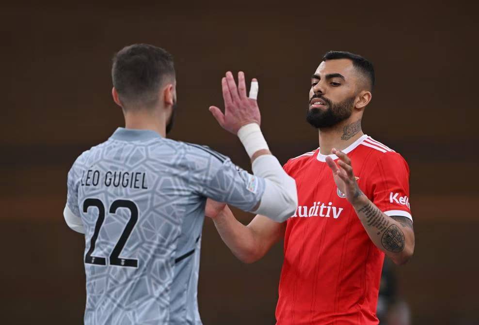 Leo Gugiel y Diego Nunes celebran un gol del Benfica.