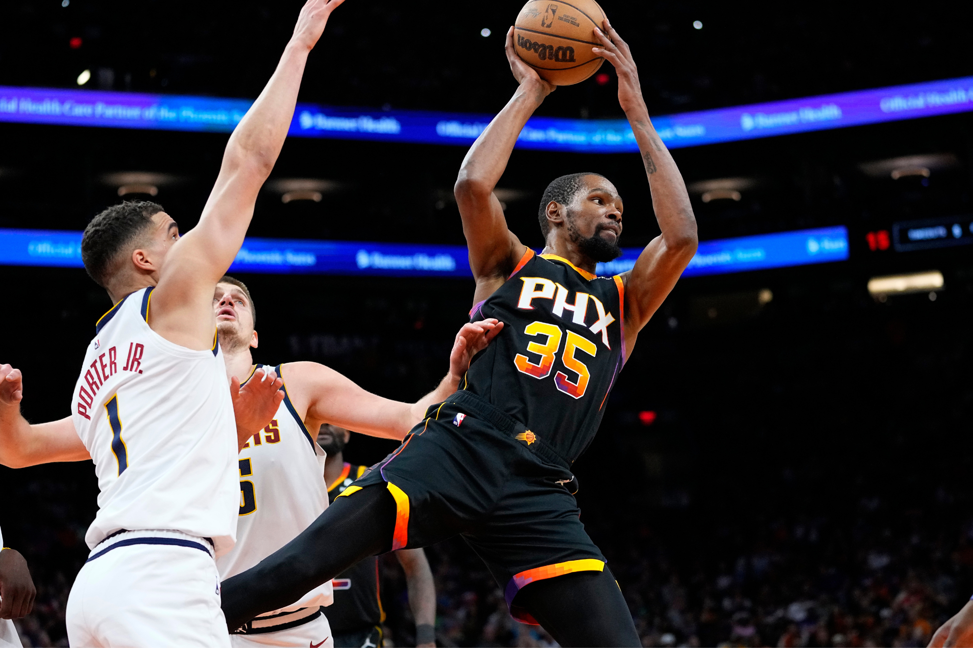 Kevin Durant scored 36 points as the Suns protected home court.