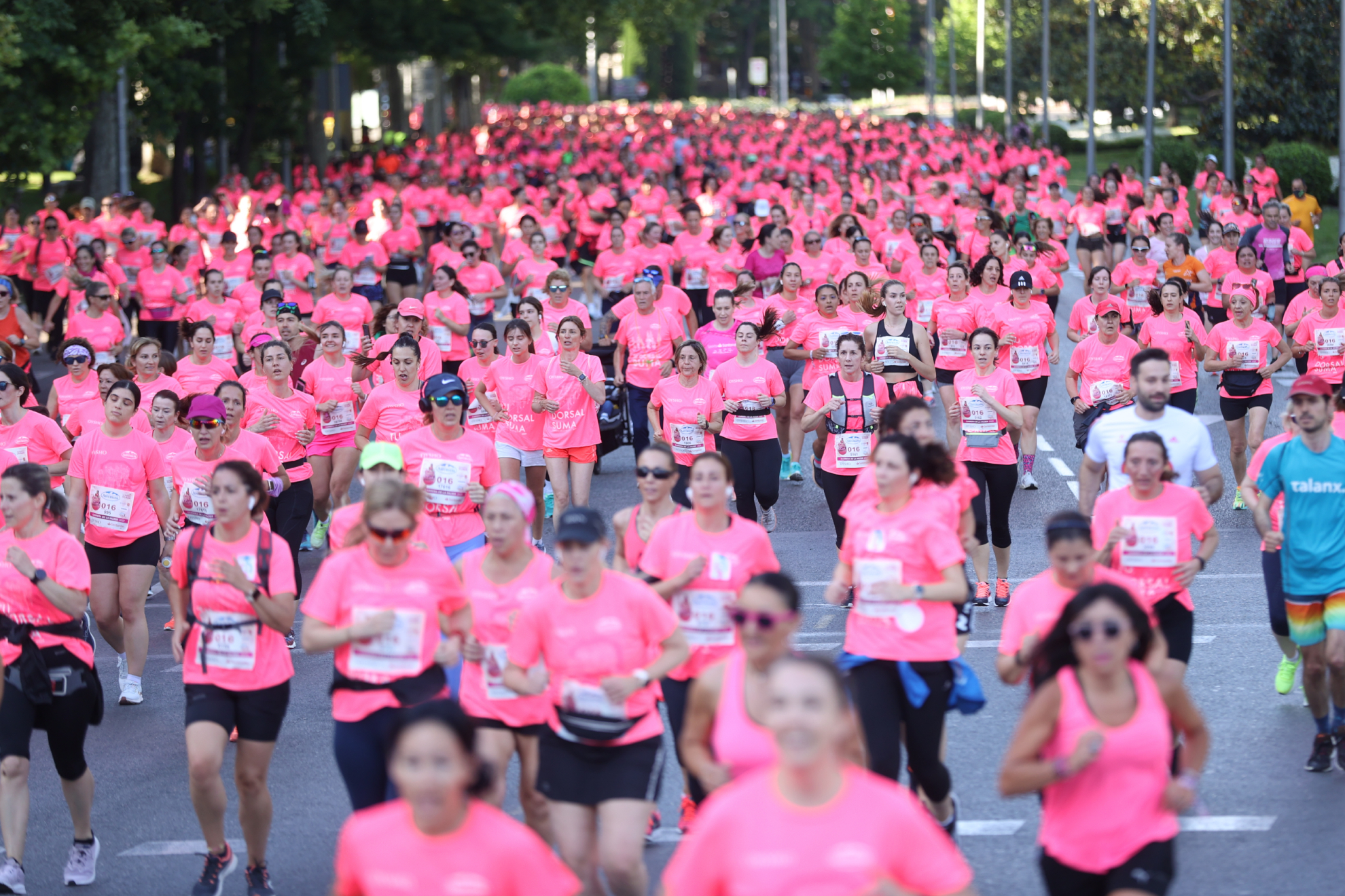 Ms de 30.000 corredoras participaron este domingo en la Carrera de la Mujer en Madrid.
