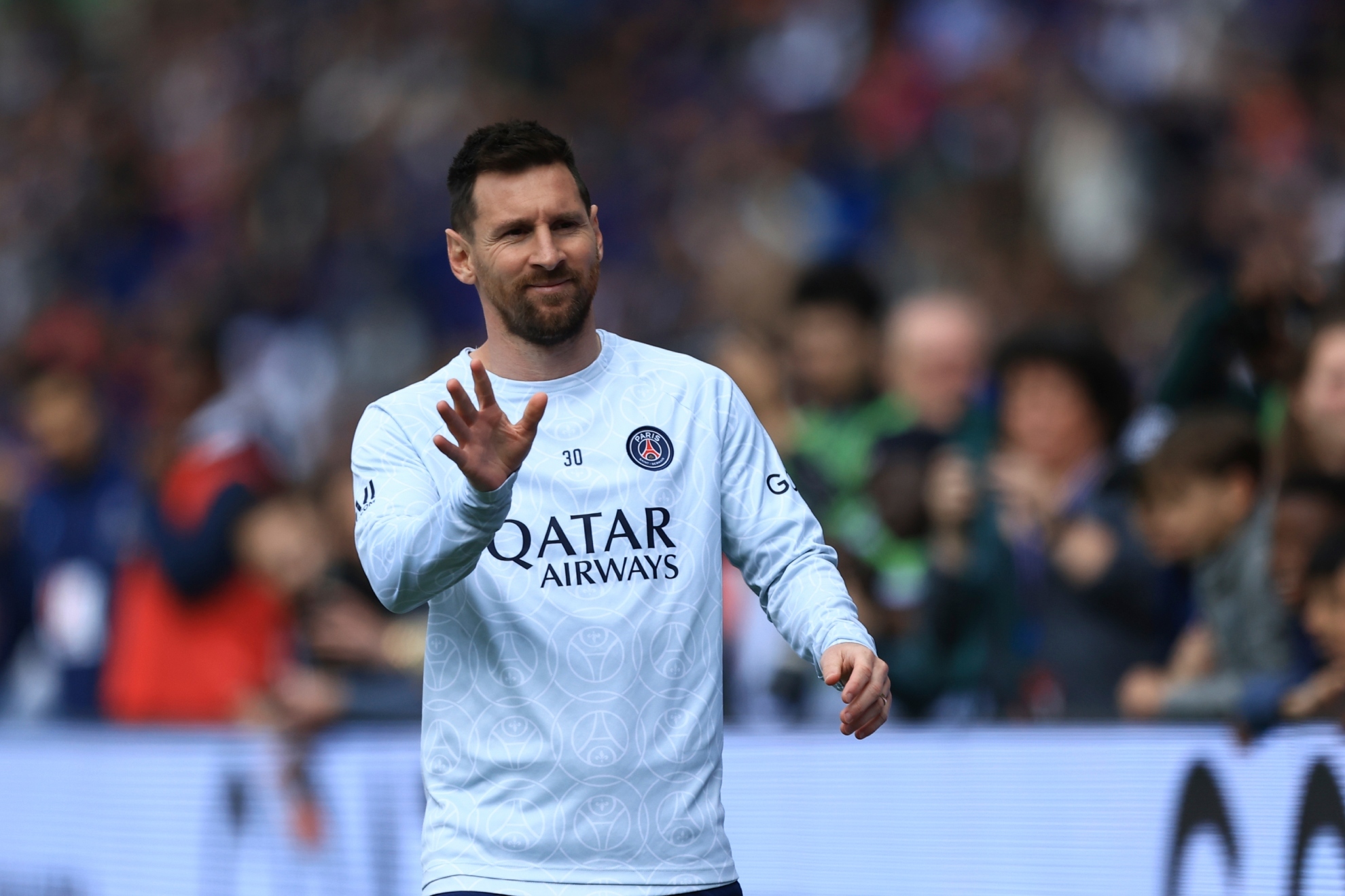 Leo Messi saluda durante un calentamiento.