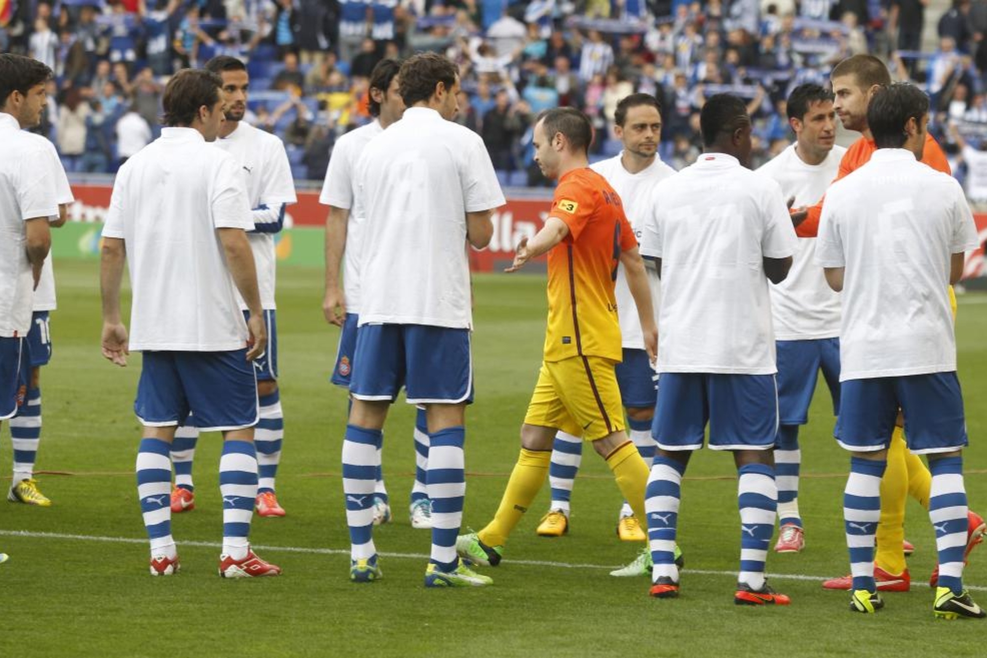 Los jugadores del Espanyol realizando el pasillo al Barcelona en 2013.