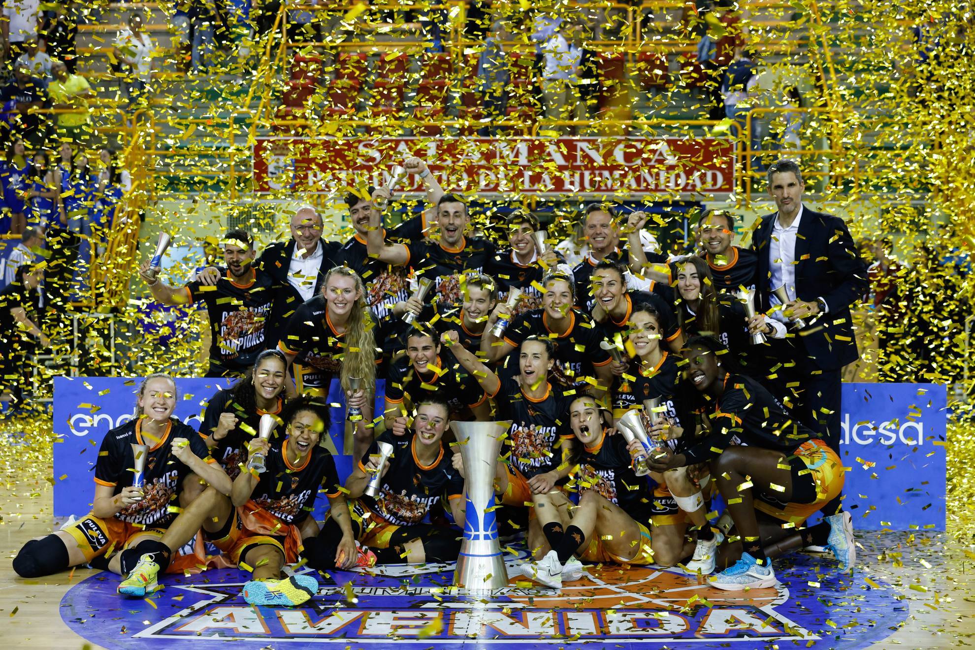 La plantilla del Valencia Basket celebra la consecución de la Liga Femenina Endesa.