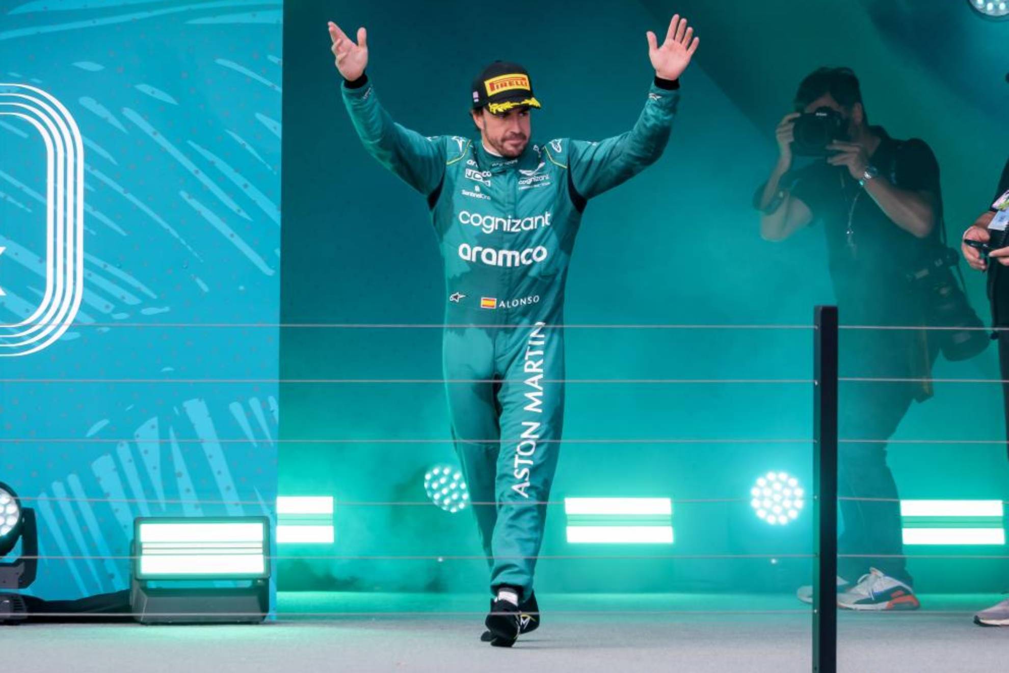 Alonso sube al podio tras el GP de Miami 2023.