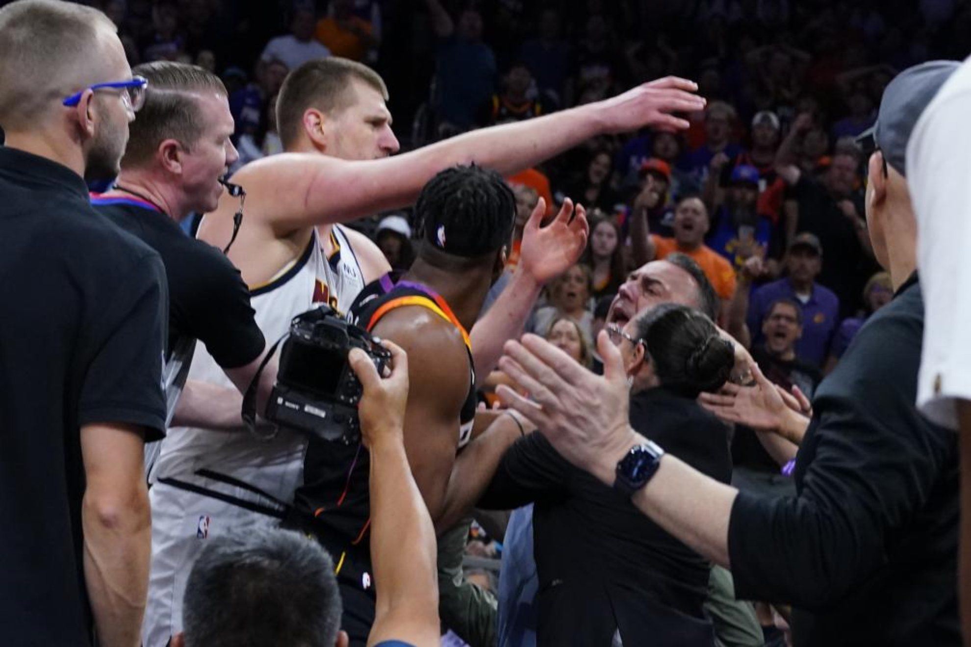 Momento en el que Jokic y el propietario de Suns 'luchan' por el balón.