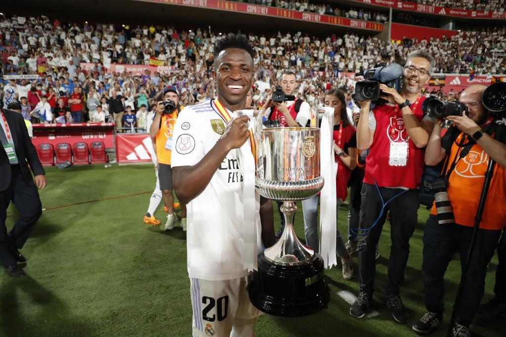 Vinicius con la Copa del Rey.