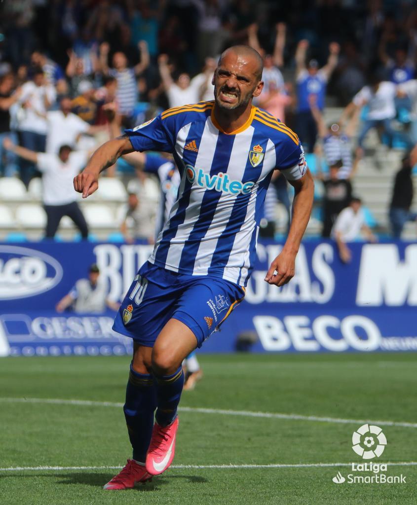 Yuri celebra uno de sus dos goles de este domingo al Málaga