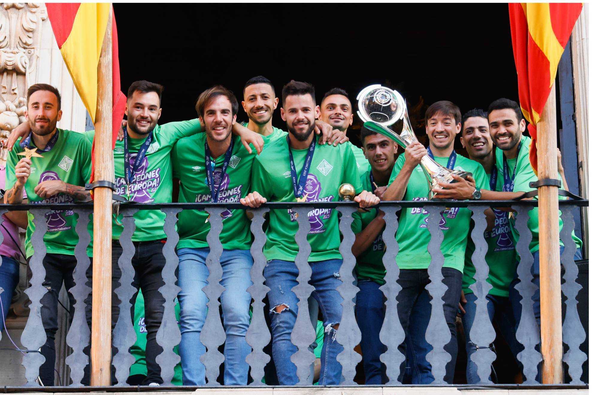 Los jugadores del Mallorca Palma Futsal ofrecen la Copa de Europa desde el balcón del Ayuntamiento.
