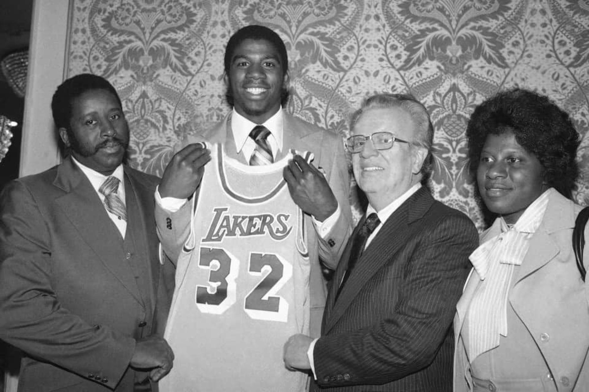 Magic Johnson, despus de ser nmero 1 del draft, junto a sus padres y el comisionado de la NBA Larry O'Brien.