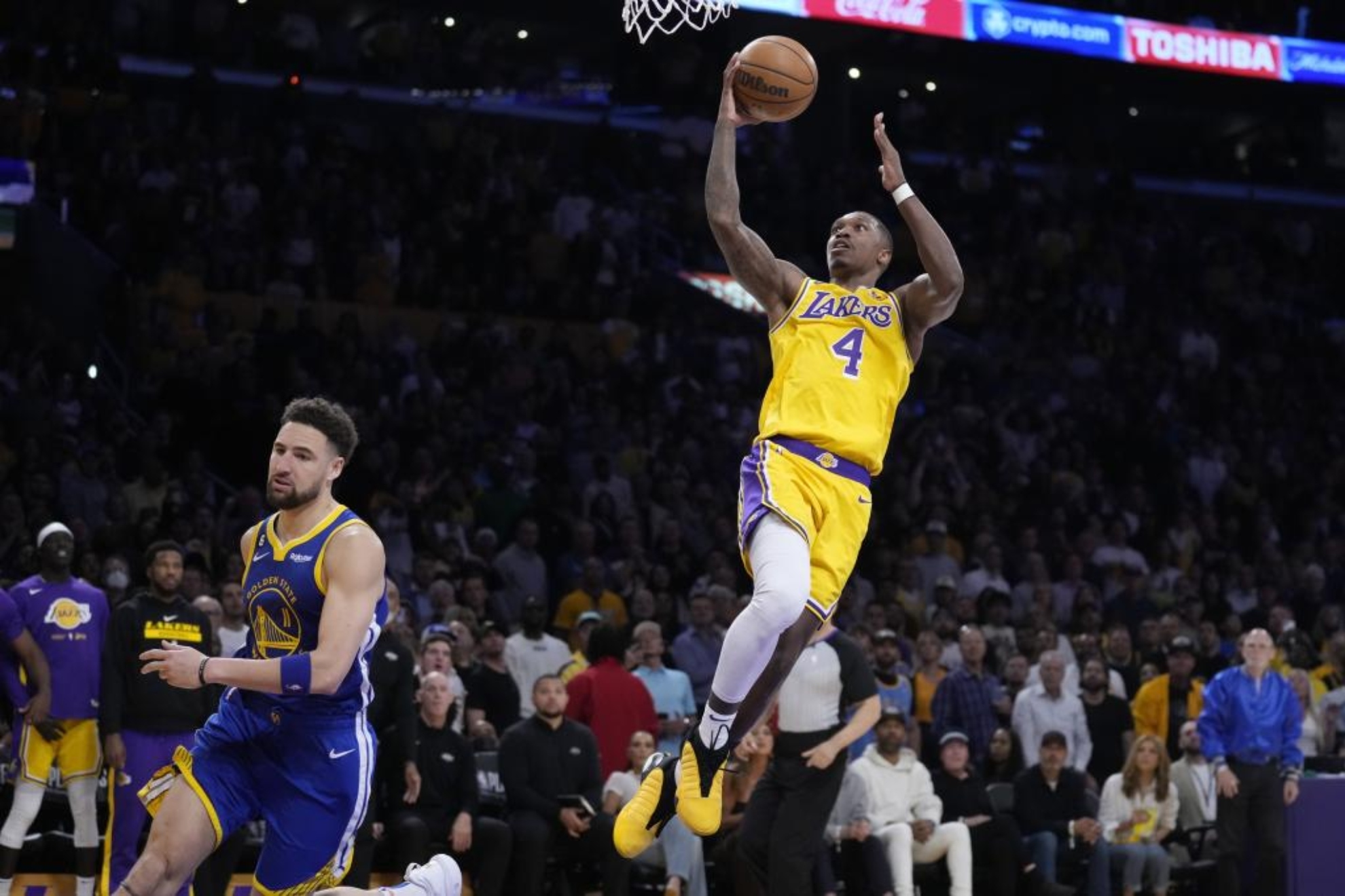 Los Lakers del 'súper suplente' dejan al campeón al borde del abismo