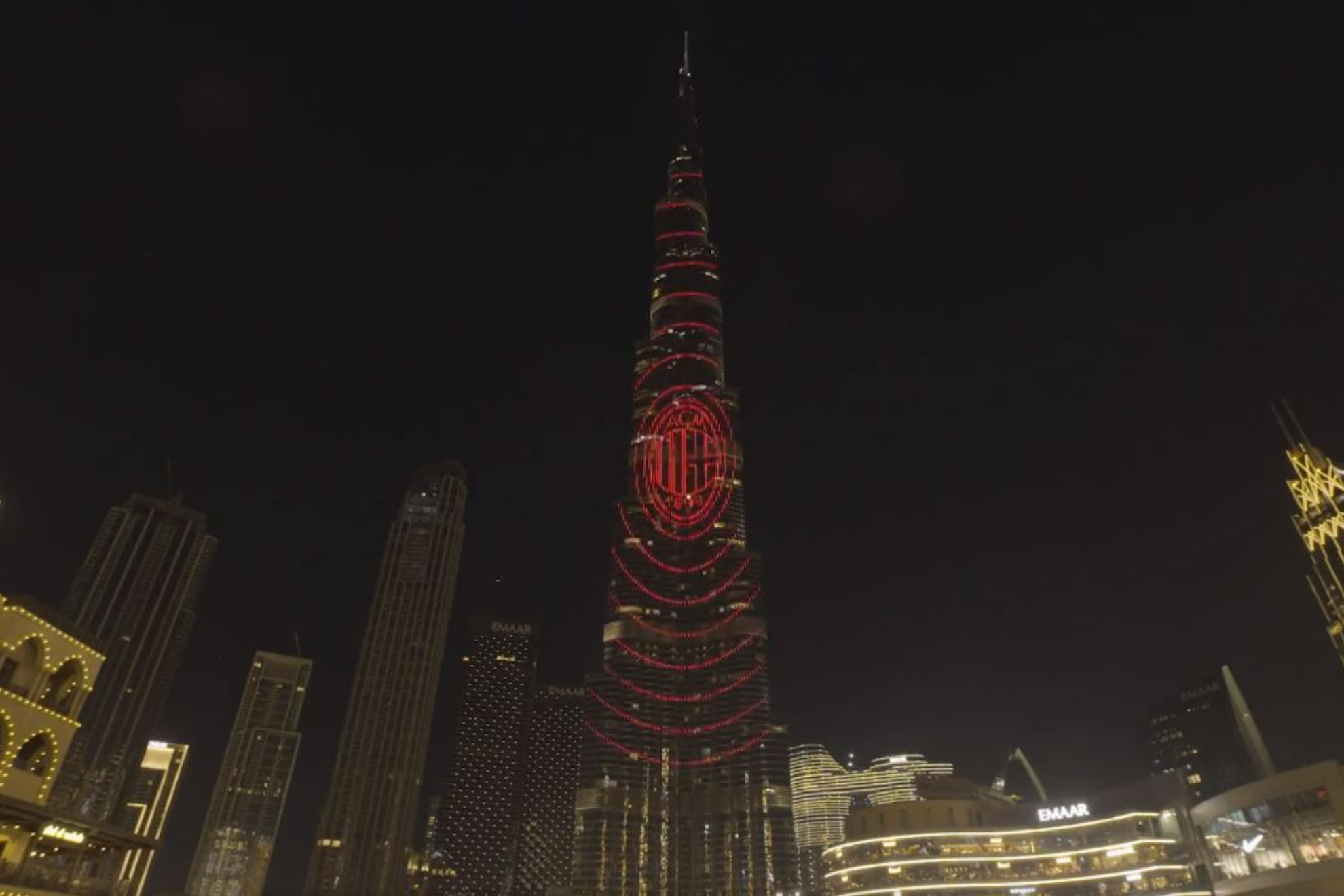 Llegan refuerzos desde Dubái: El Burj Khalifa se viste de 'rossonero'