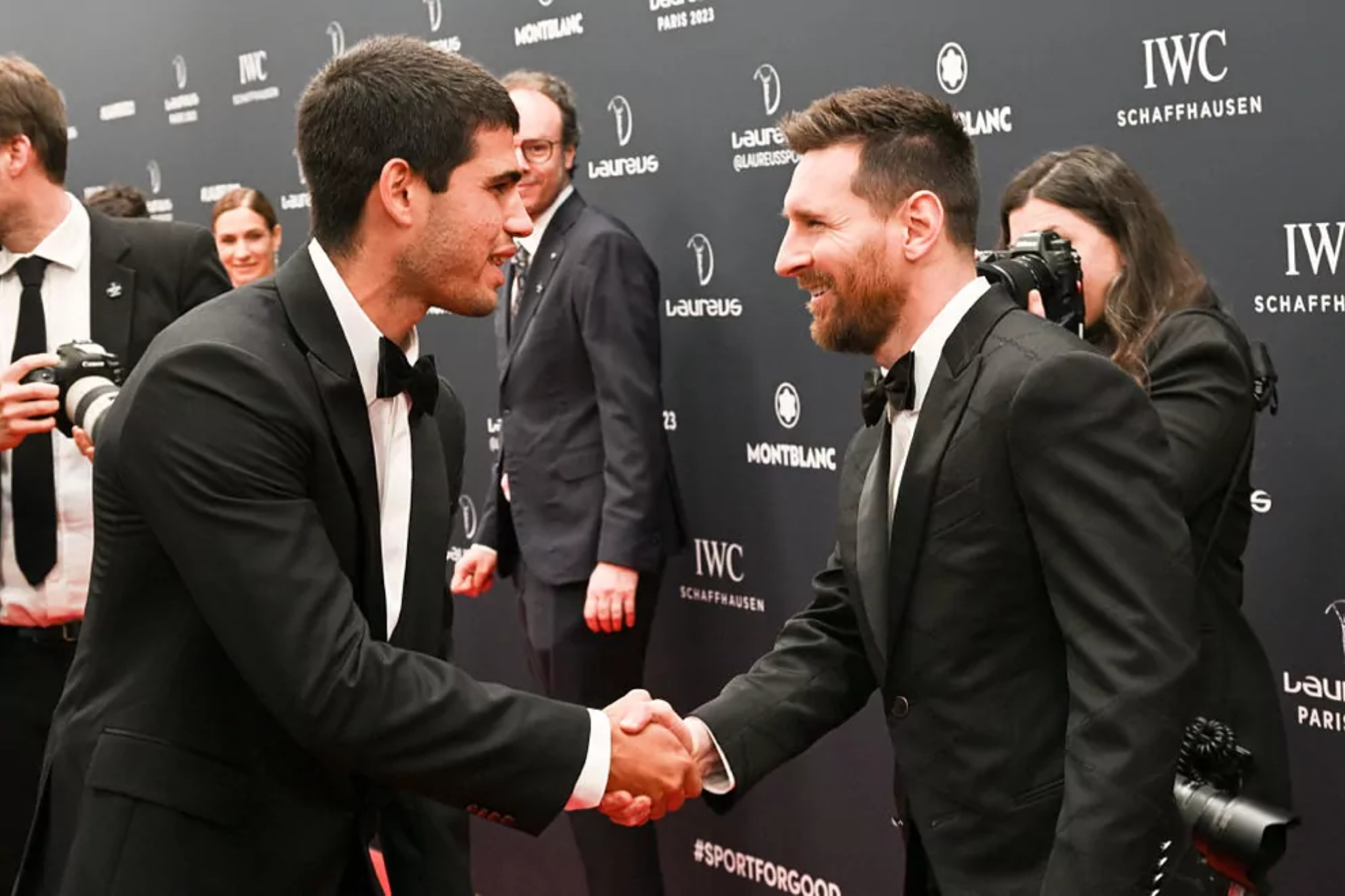Carlitos Alcaraz se hace grande en la noche de Leo Messi
