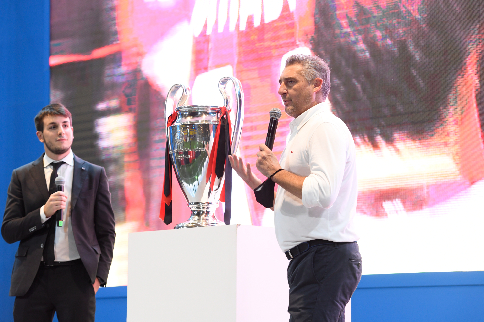 Massaro, junto al trofeo de la Champions League.