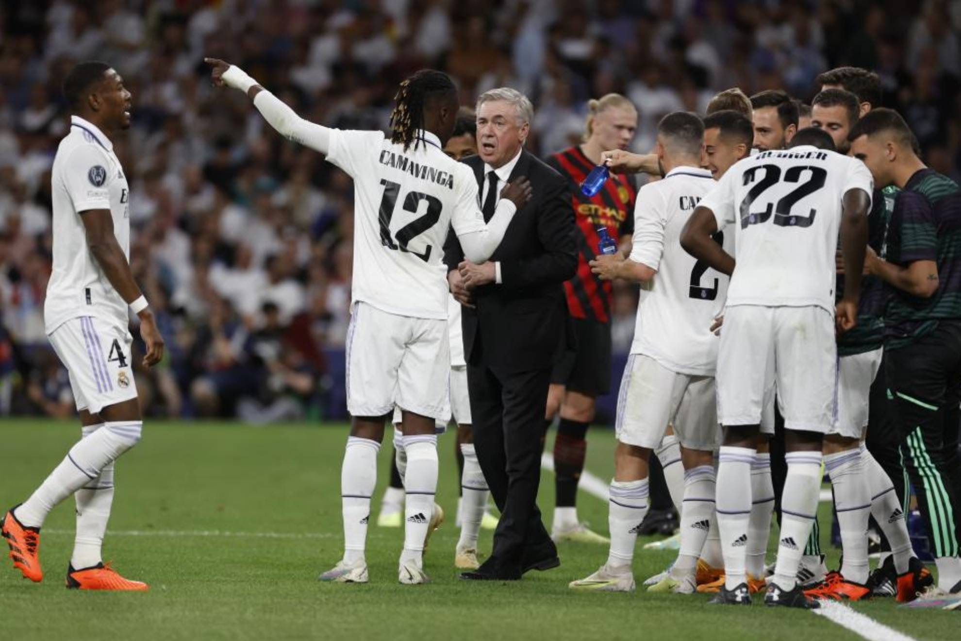 Ancelotti charla con sus jugadores en un momento del partido.