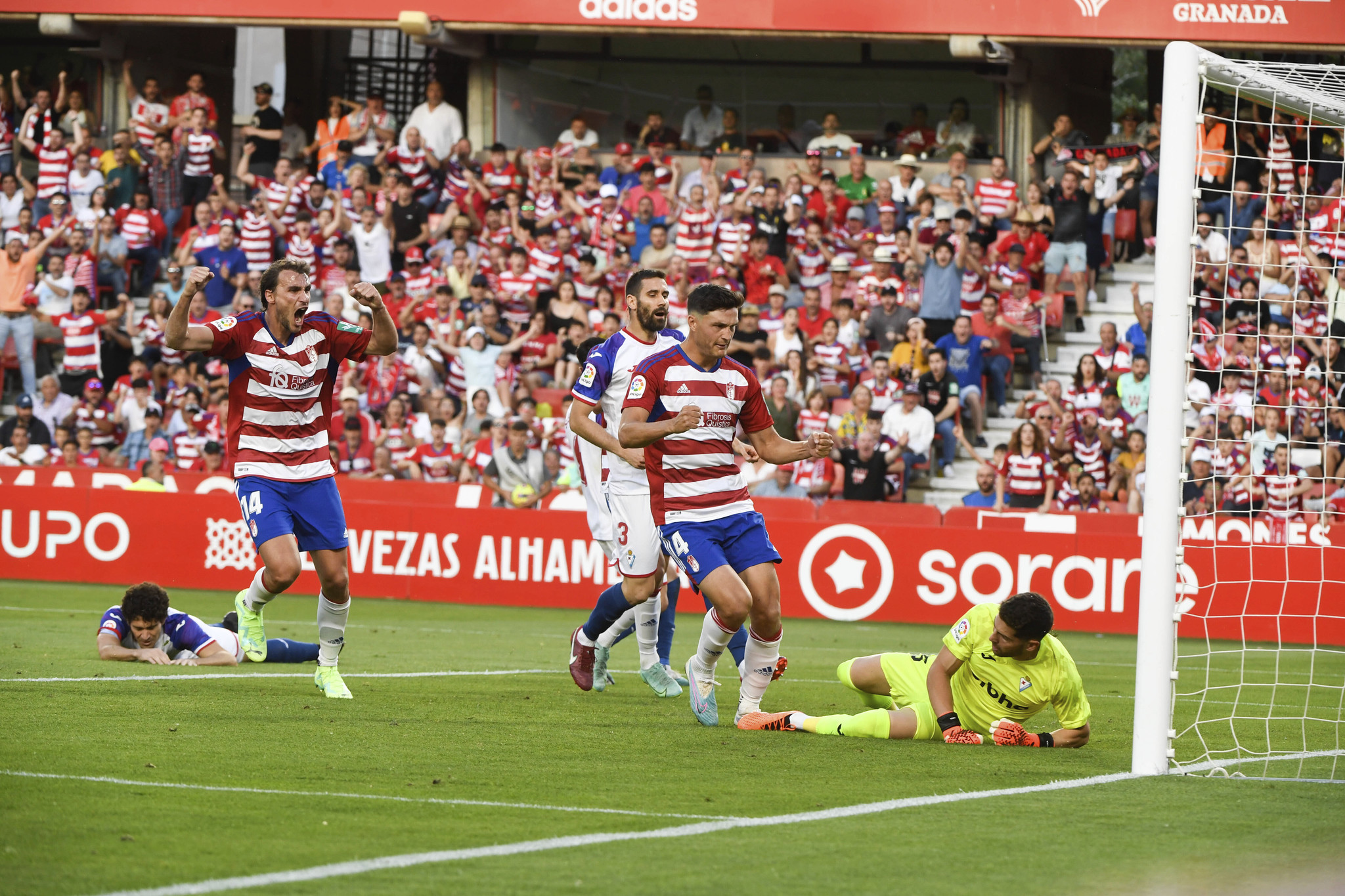Ignasi Miquel y Miguel Rubio celebran con rabio el gol del empate ante el Eibar