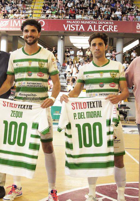 Zequi y Pablo del Moral, con sus camisetas conmemorativas por sus 100 partidos