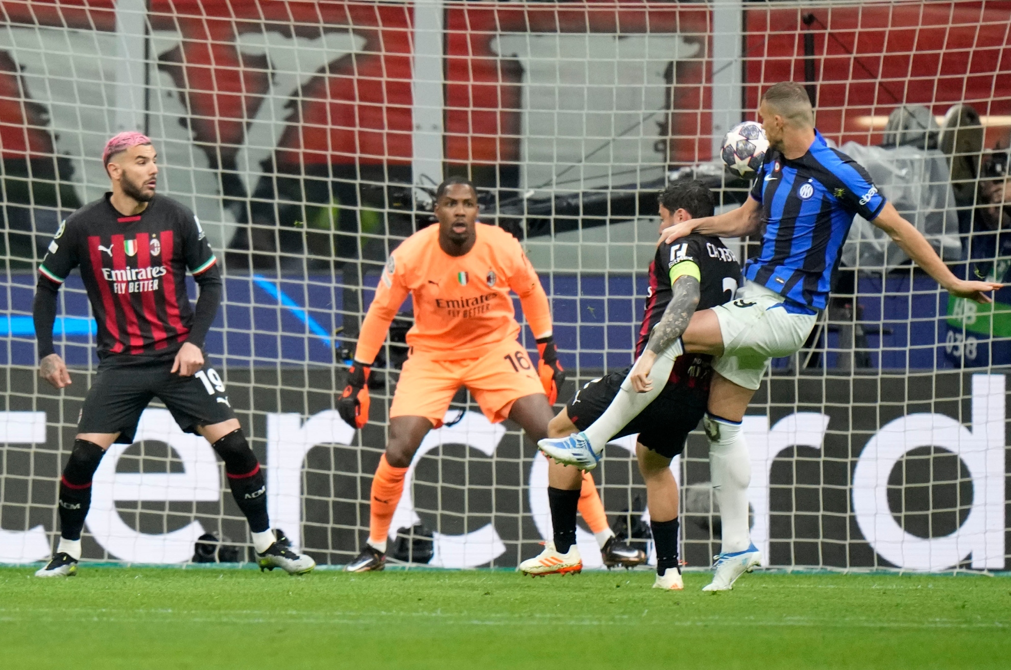 Dzeko lanza para poner por delante al Inter