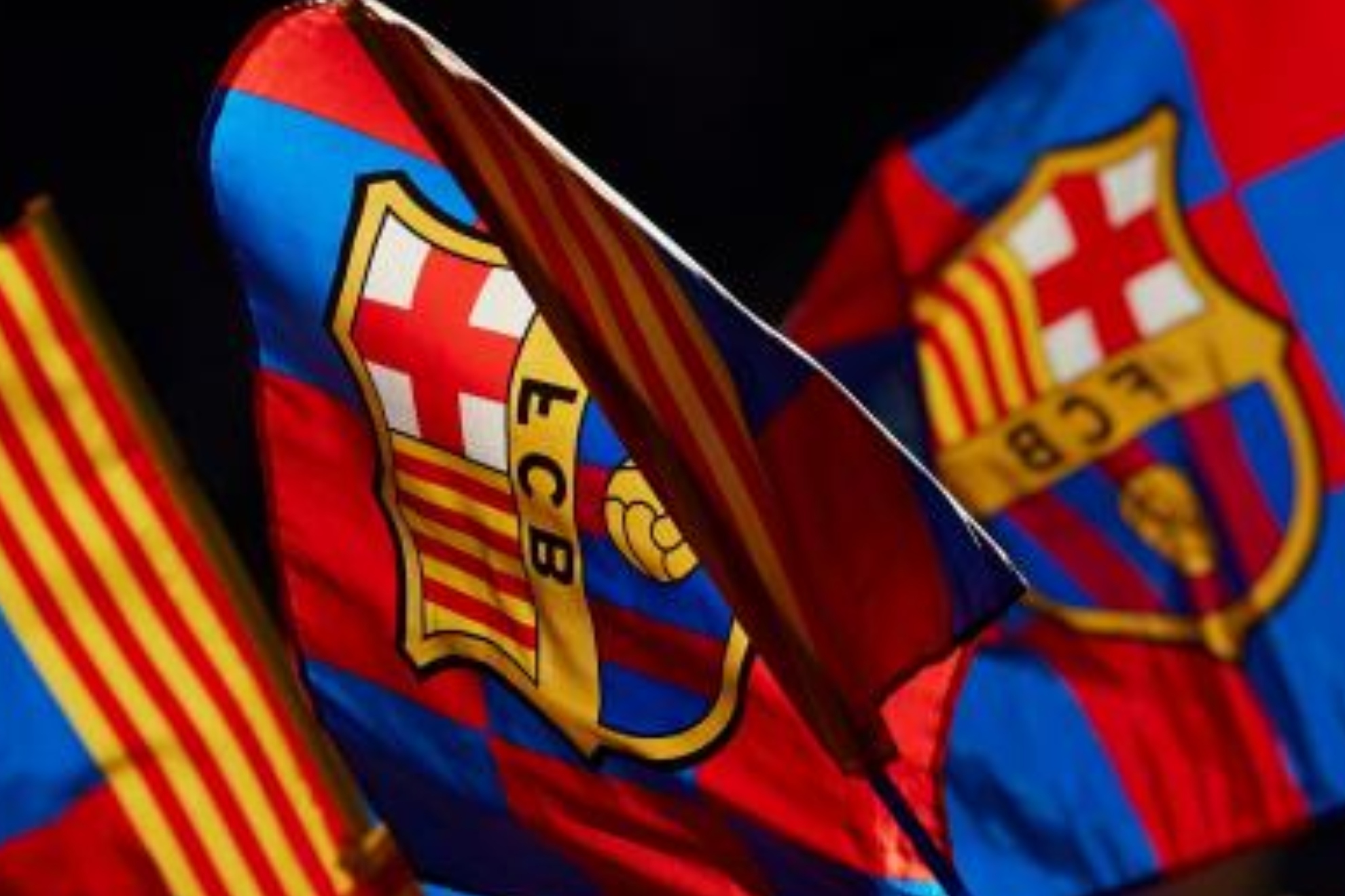 Una imagen con una bandera con un escudo del Barcelona.
