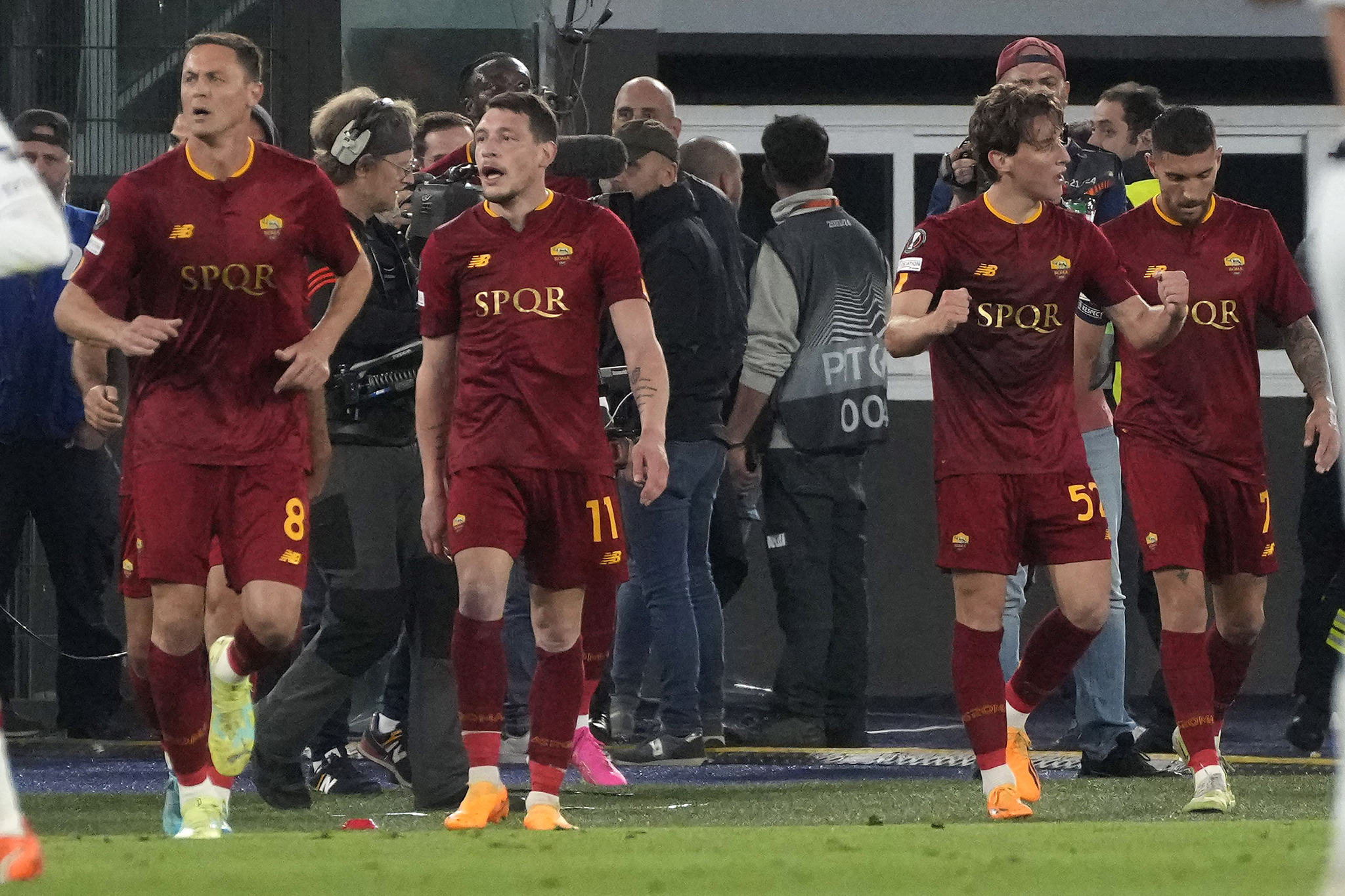 Los jugadores de la Roma celebran el gol de la victoria.