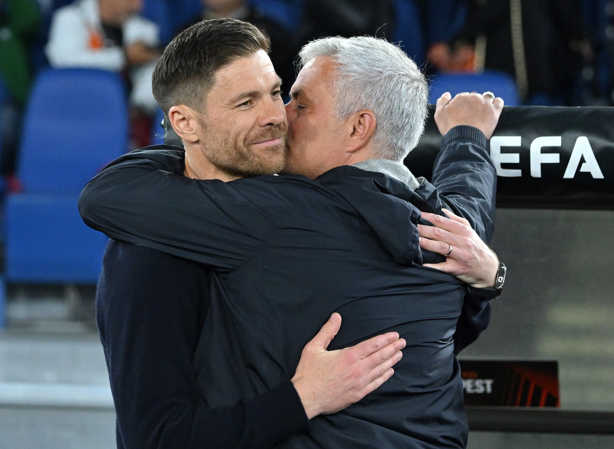 Xabi Alonso y Mourinho se abrazan durante el partido de ida.
