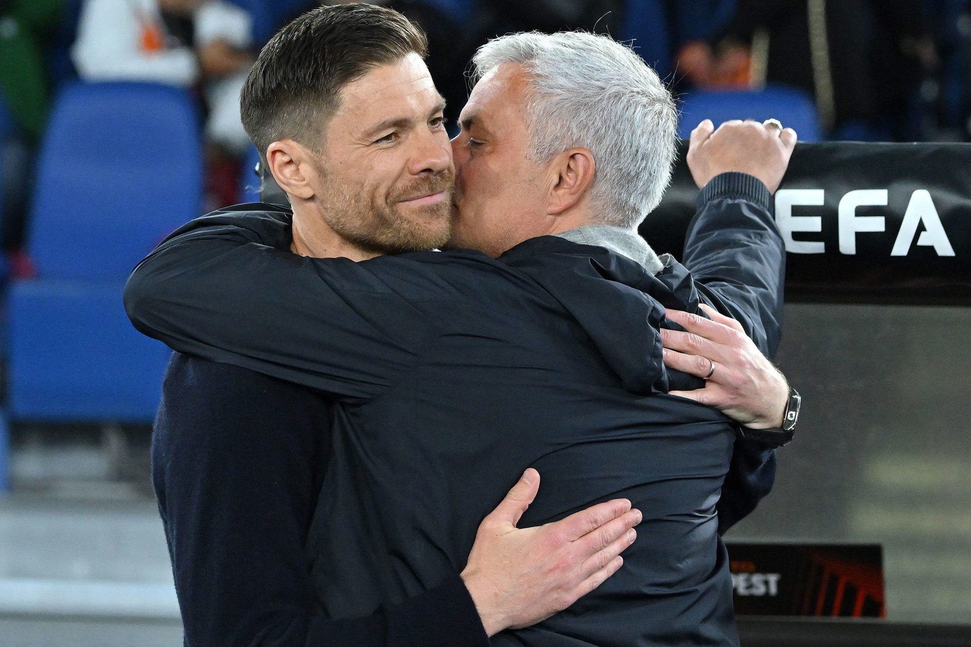 Mourinho recibe a Xabi con un emotivo abrazo y beso incluido: "Ha sido genial volver a verle"