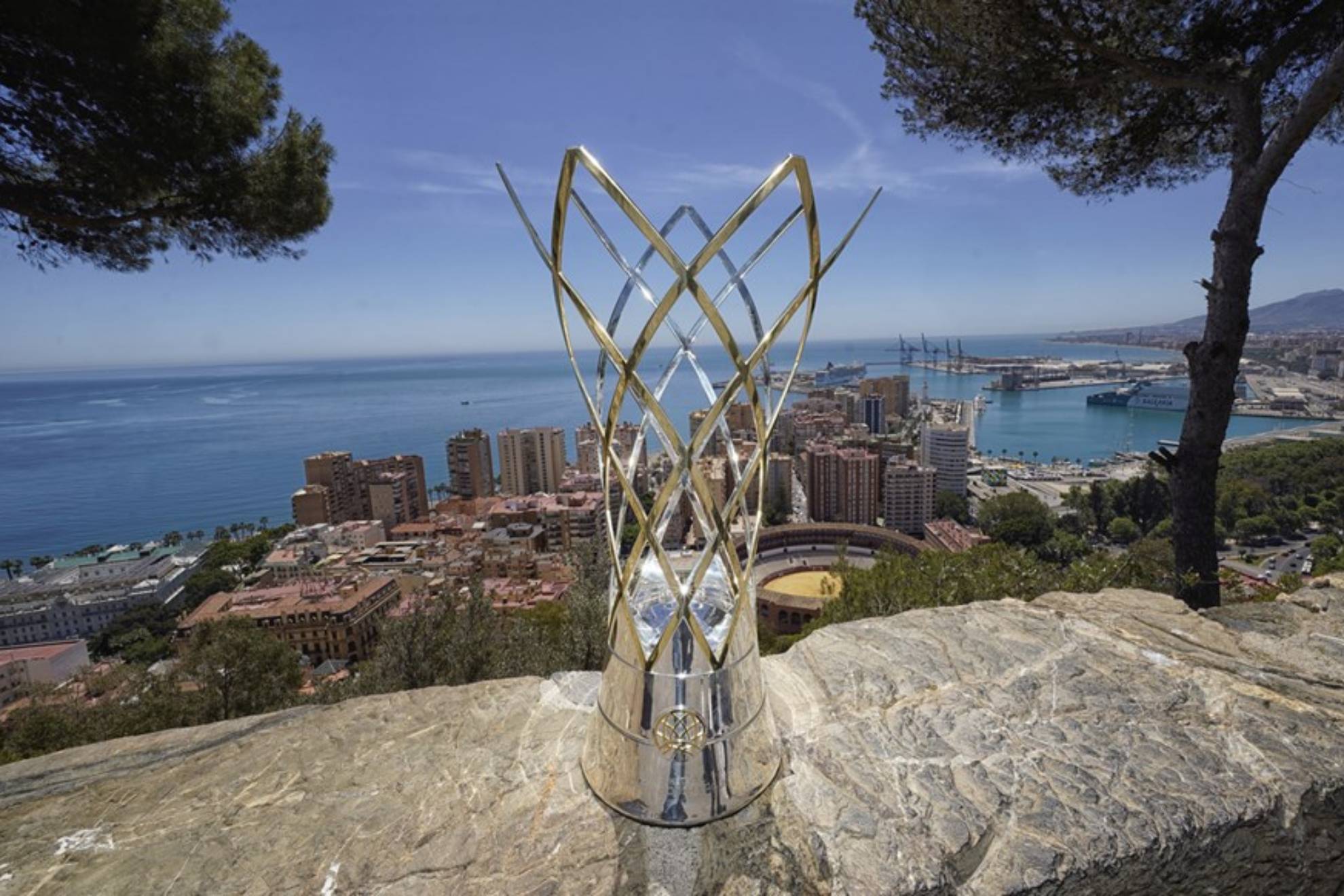 El trofeo de la FIBA Champions League, en lo alto de Mlaga.
