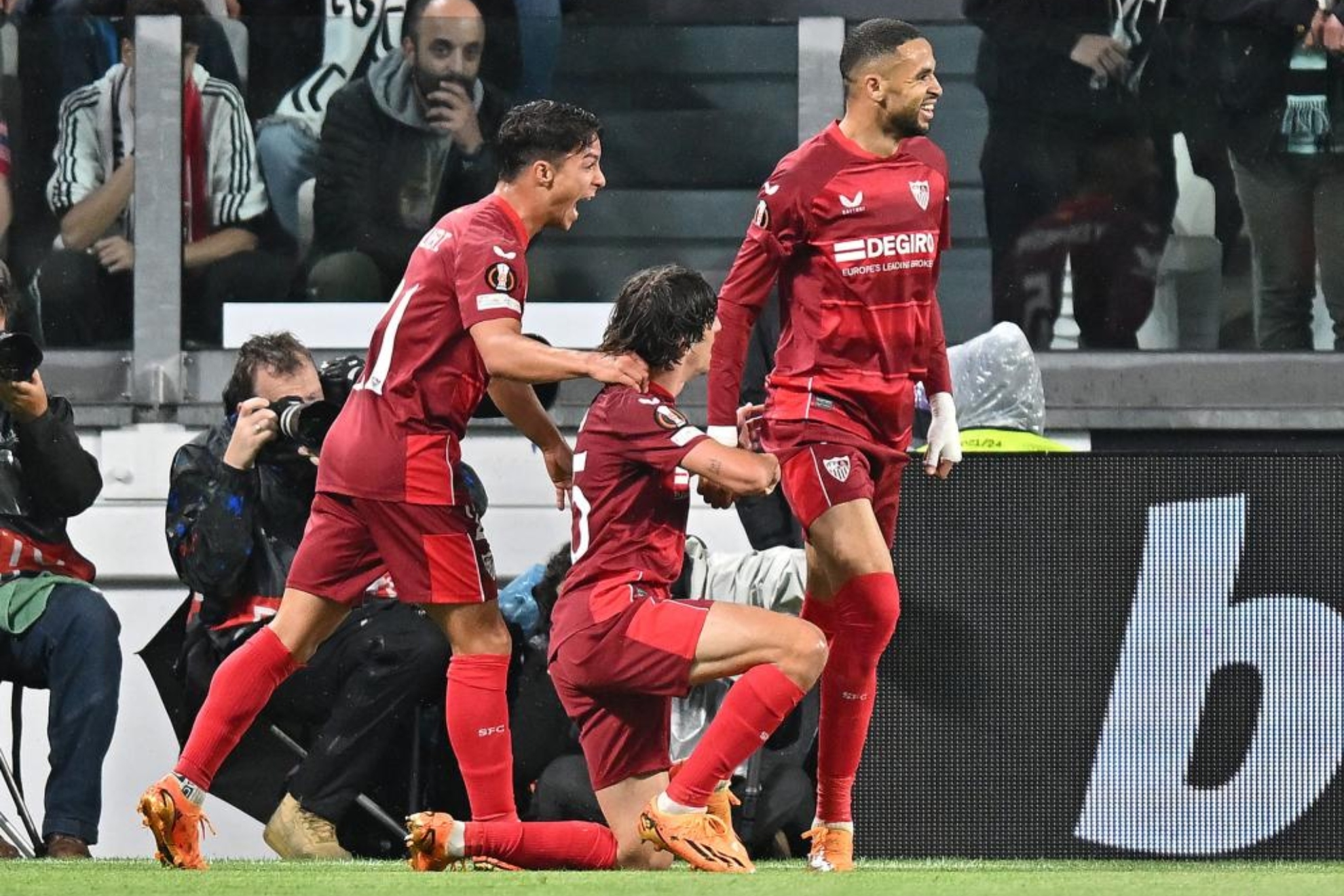 Los jugadores del Sevilla celebran el tanto de En-Nesyri ante la Juventus.